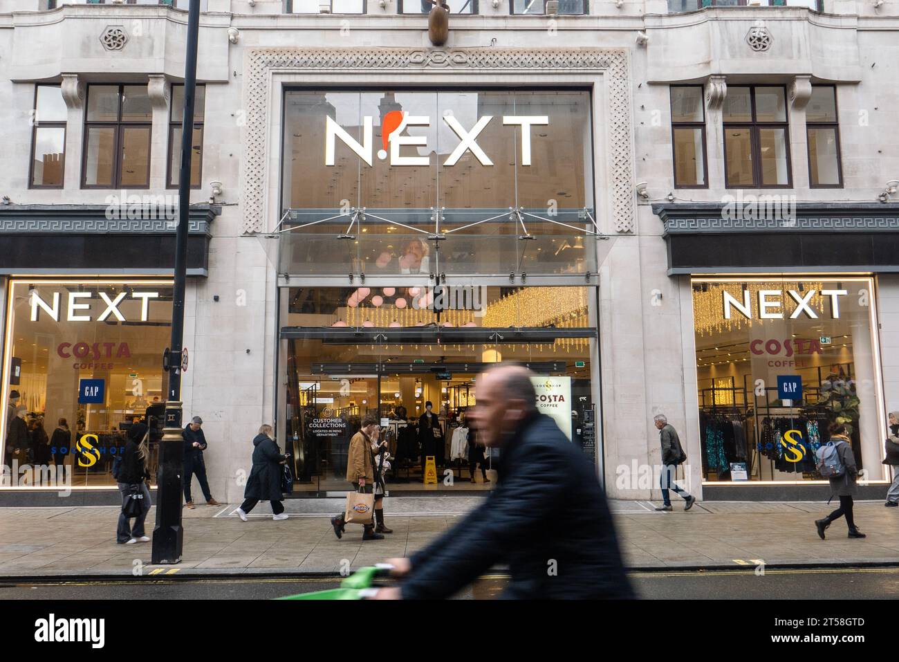 Londra, Inghilterra. Next Clothes superstore in Oxford Street, nel centro di Londra, in Inghilterra, il 2 novembre 2023. Credito: Notizie SMP / notizie Alamy Live Foto Stock