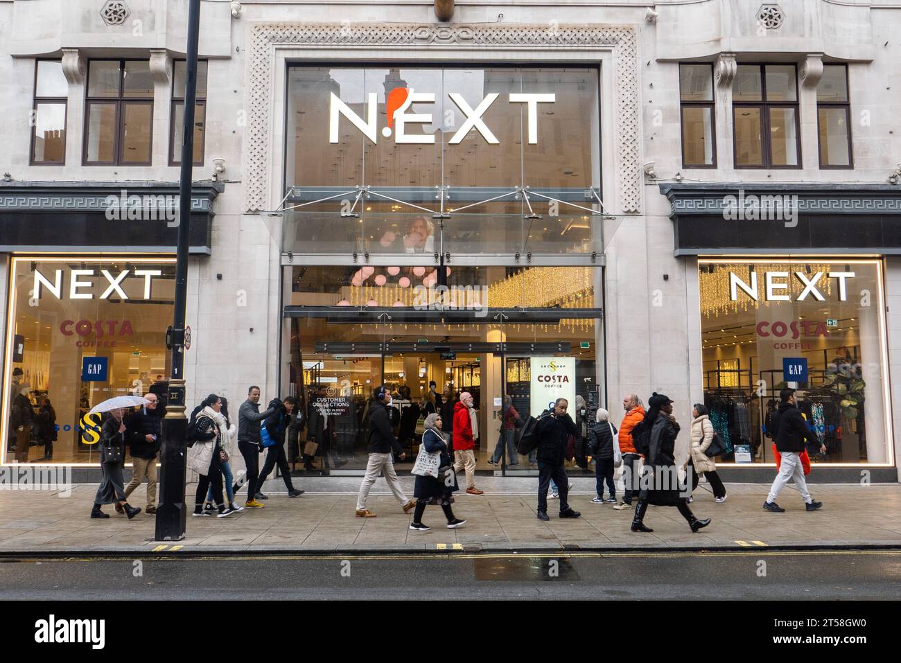 Londra, Inghilterra. Next Clothes superstore in Oxford Street, nel centro di Londra, in Inghilterra, il 2 novembre 2023. Credito: Notizie SMP / notizie Alamy Live Foto Stock