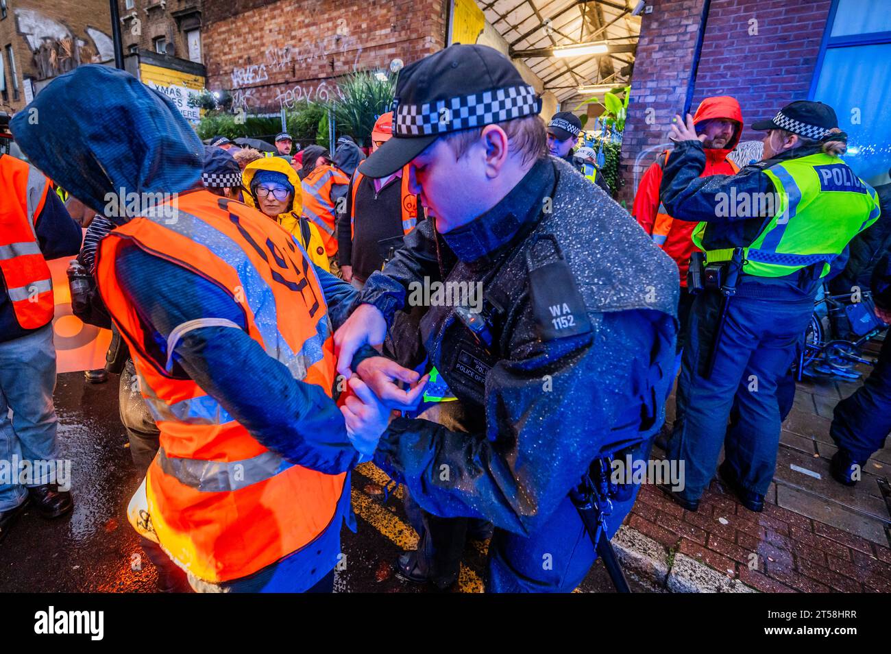 Londra, Regno Unito. 3 novembre 2023. La polizia presto ferma la passeggiata e inizia a fare arresti - basta fermare la Oil continuare la loro protesta sul clima con un'azione a Bethnal Green. Chiedono che, per fermare il cambiamento climatico, non siano concesse nuove licenze per l'estrazione di combustibili fossili. Crediti: Guy Bell/Alamy Live News Foto Stock