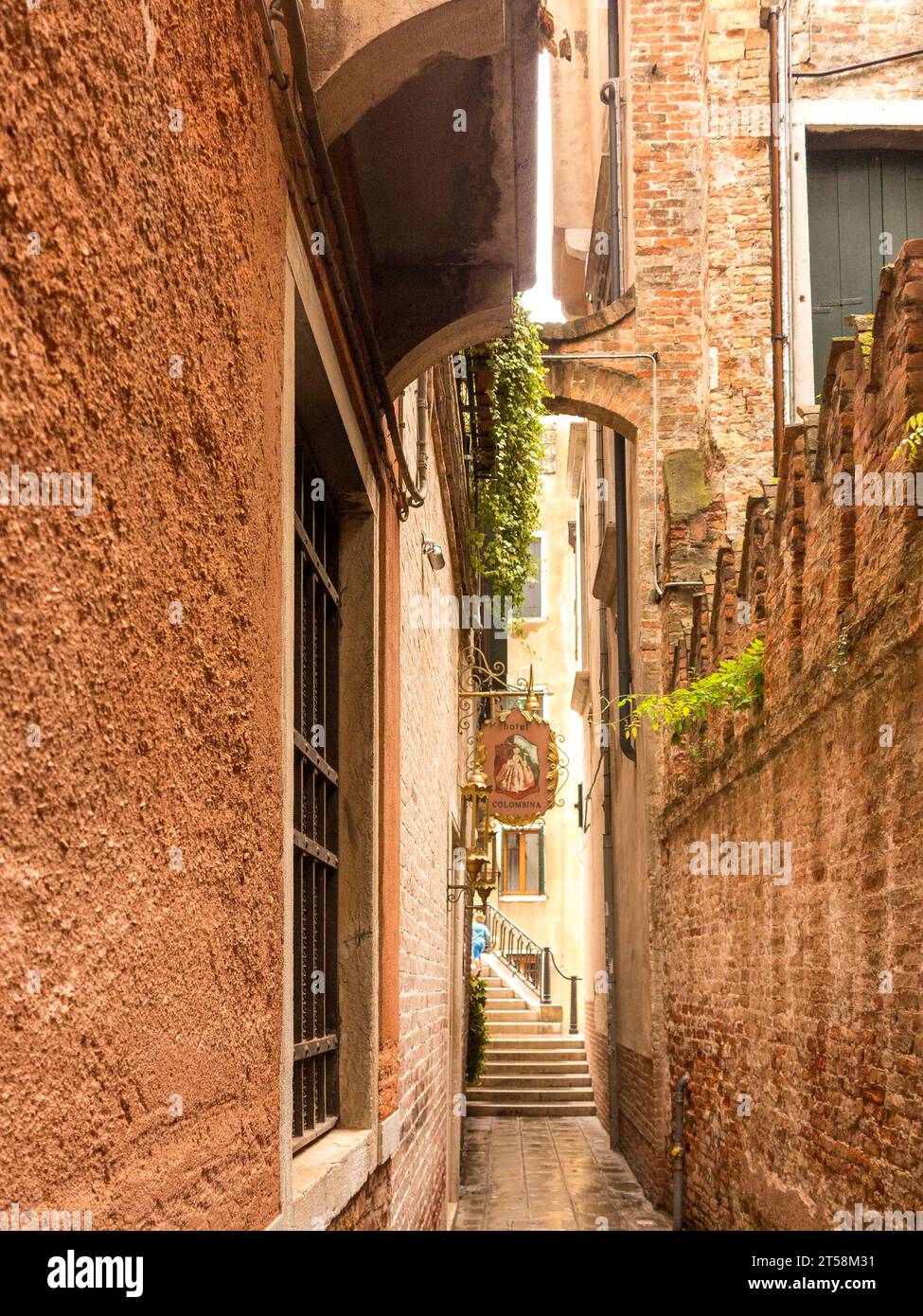 Passaggio stretto che passa davanti all'hotel Colombina a Venezia, Italia. Calle del Remedio, 4416, 30122 Venezia VE, Italia. Foto Stock