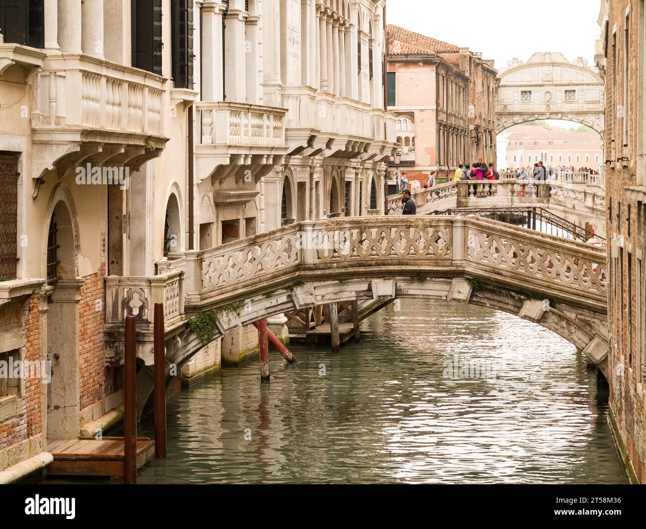 I turisti che attraversano il Ponte dei Sospiri, St Piazza San Marco a Venezia, Italia. Foto Stock