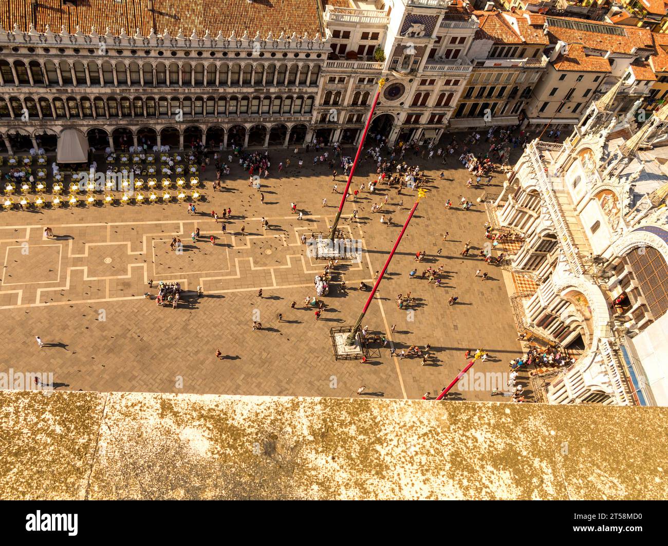 Folla su St Piazza Marco vista dal campanile. Vediamo St. Basilica di San Marco sulla destra. Venezia, Italia. Foto Stock