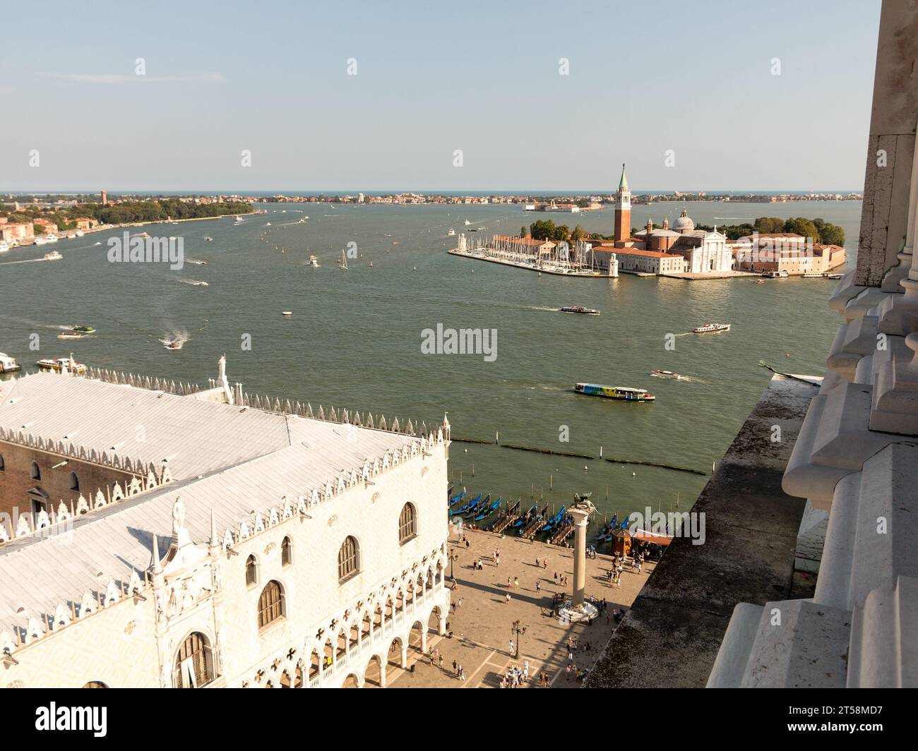 Vista a volo d'uccello dal Campanile di St Piazza San Marco a Venezia, Italia. Sulla sinistra, il Palazzo Ducale, al centro del Canal grande, la A. Foto Stock