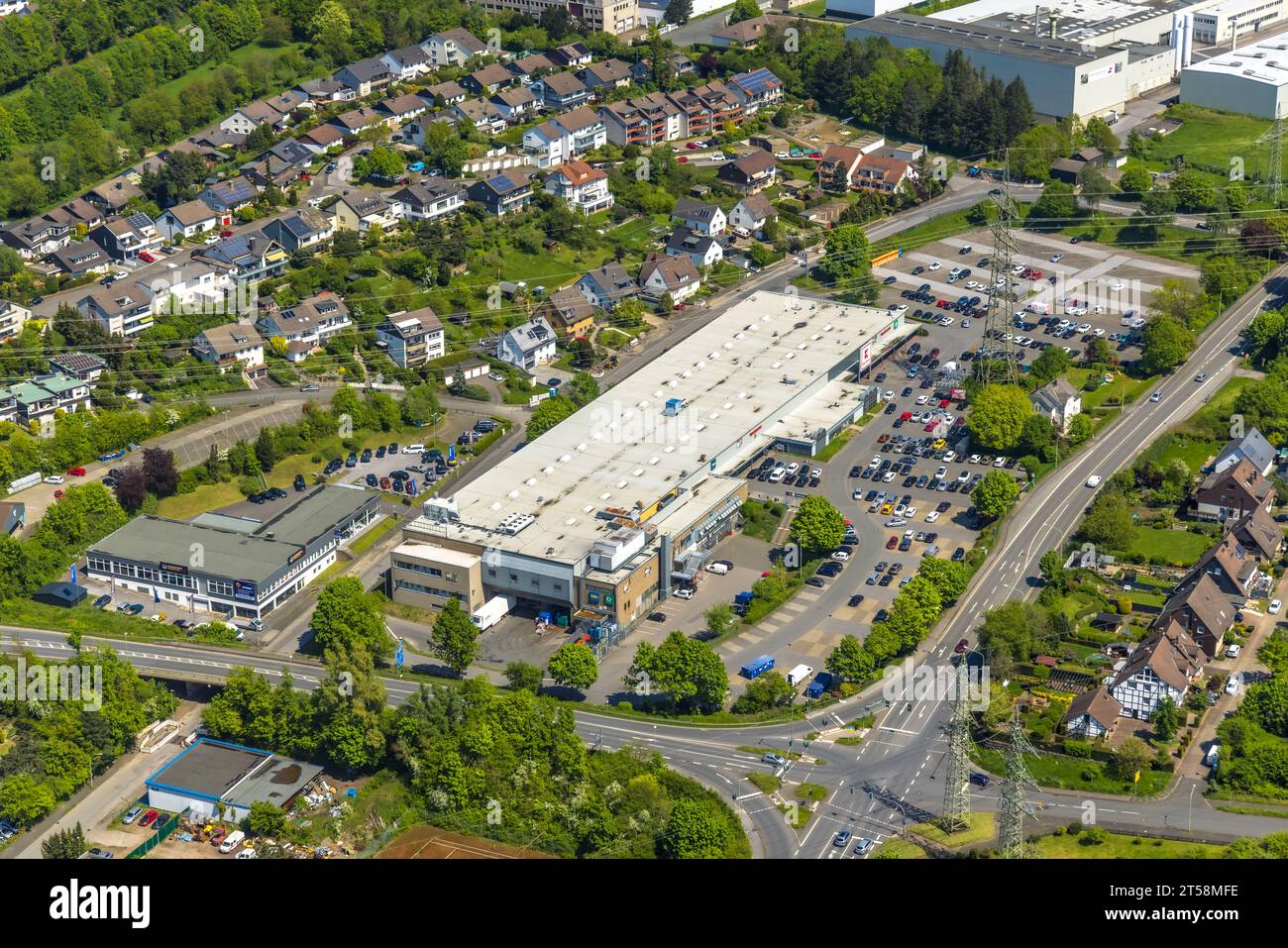 Vista aerea, centro commerciale Kaufland, centro test TÜV Nord, Autopartner American Cars, Auf dem Lölfert, Hohenlimburg, Hagen, Sauerland, North Rhine-W. Foto Stock