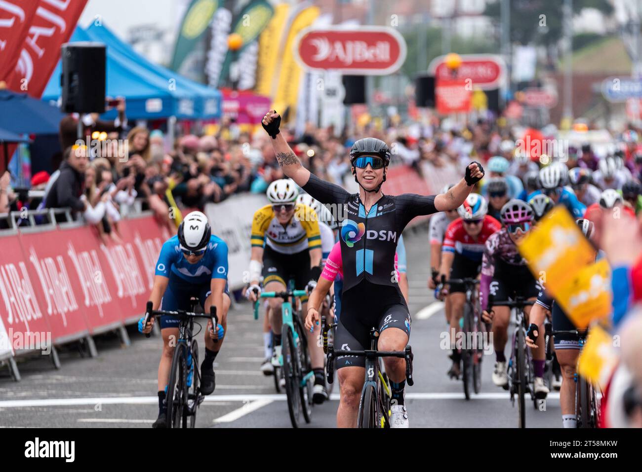 Lorena Wiebes del Team DSM oltrepassa il traguardo per vincere la quarta tappa del Tour femminile della Gran Bretagna sulla Western Esplanade, Southend on Sea, Essex, Regno Unito Foto Stock