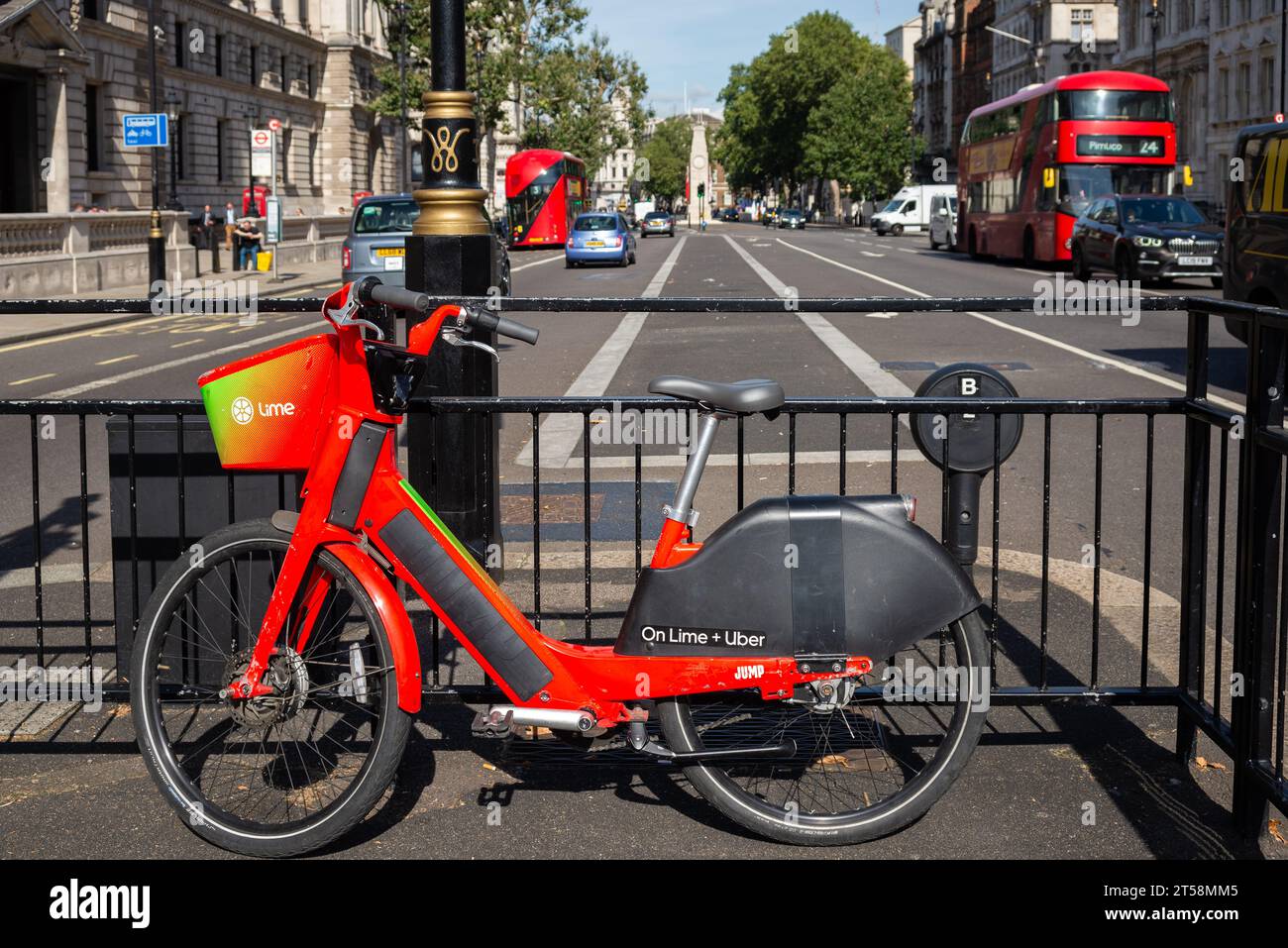 Biciclette elettriche lime Uber a noleggio, a Whitehall, Westminster, Londra, Regno Unito. Programma di noleggio biciclette pubblico nella City di Londra. Svolta a sinistra sul marciapiede centrale Foto Stock
