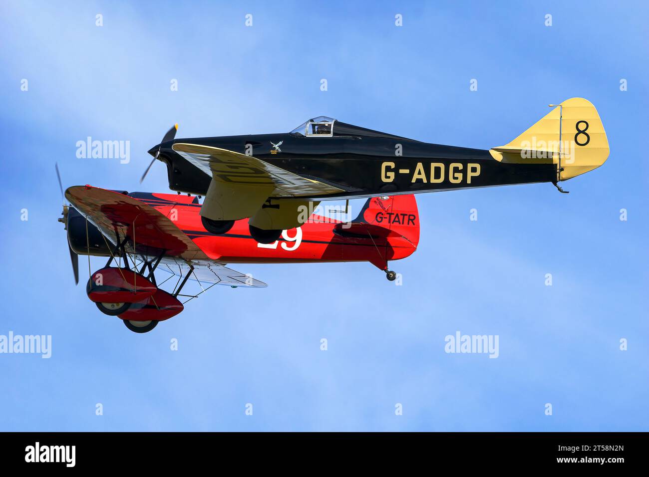 Un aereo da corsa Miles Hawk Speed 6 del 1930 in formazione con una nave Mystery Travel Air Type R. Foto Stock