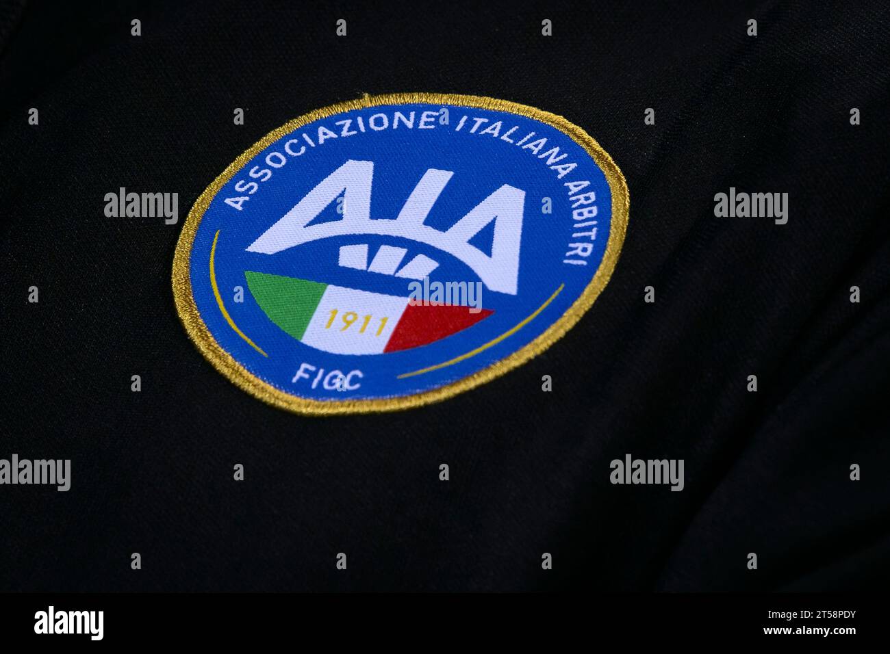 Il logo dell'AIA (Associazione Italiana arbitri) è visibile prima della partita di Coppa Italia tra Torino FC e Frosinone calcio. Foto Stock