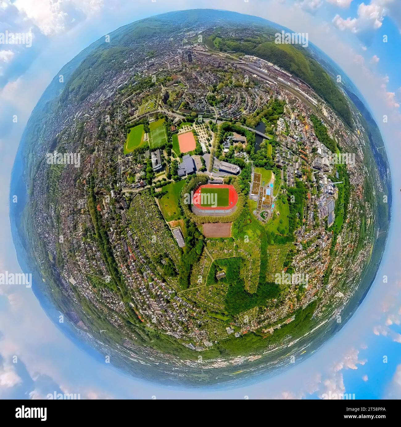 Vista aerea, Ischelandpark con Westfalenbad e Ischelandstadion, globo terrestre, immagine fisheye, immagine a 360 gradi, Altenhagen, Hagen, Sauerland, North R. Foto Stock