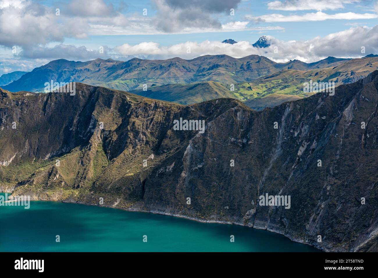 Paesaggio lagunare di Quilotoa lungo il Quilotoa Loop escursione con Ilinizas, picco nord e sud, Ecuador. Foto Stock