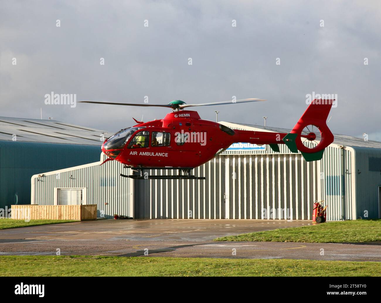 Una vista ravvicinata dell'ambulanza aerea mentre si prepara a partire per un'altra missione, l'aeroporto di Blackpool, il Lancashire, il Regno Unito, l'Europa Foto Stock