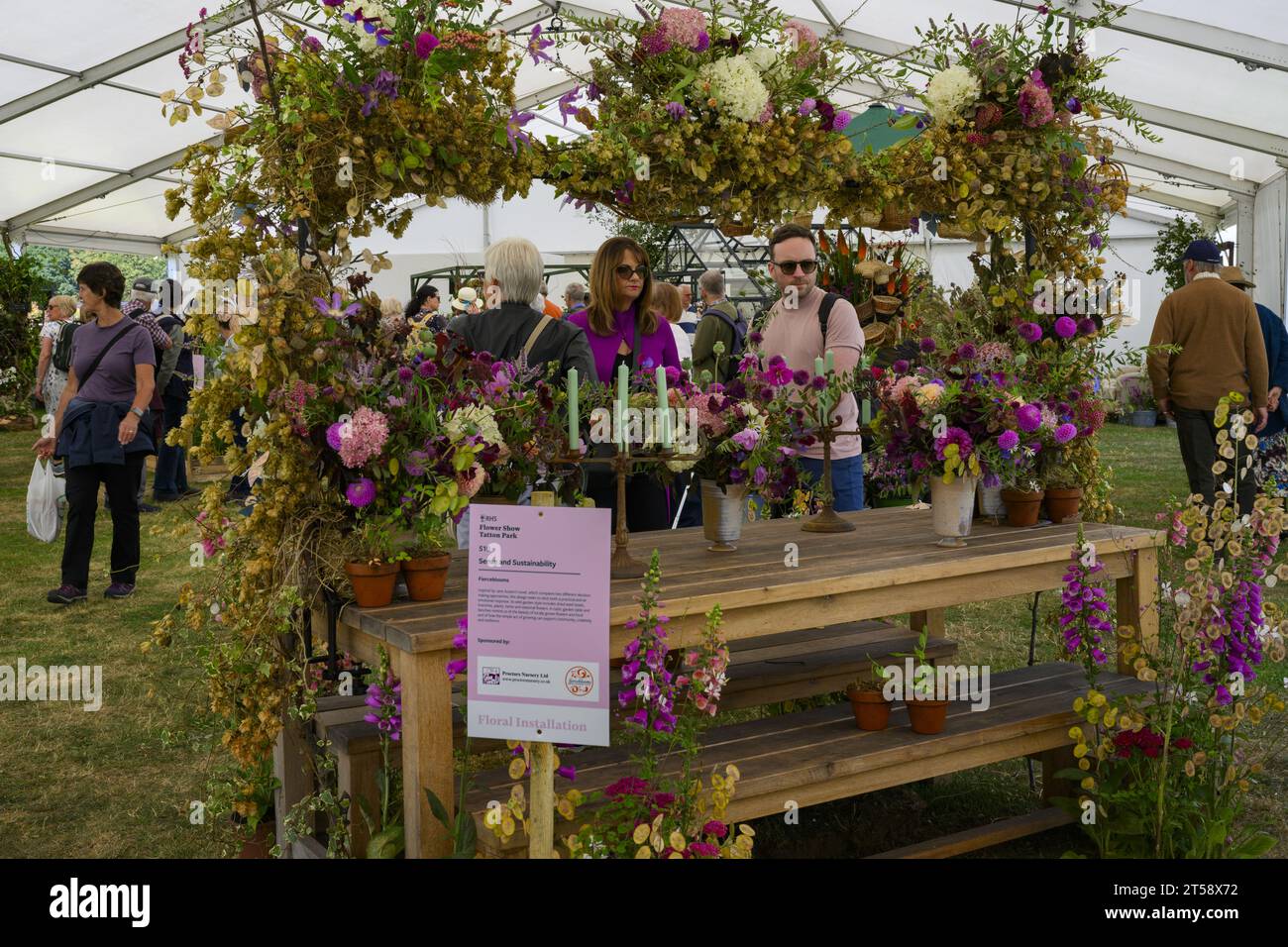 Installazione floreale "Sense and Sustainability" (visitatori e bella esposizione creativa senza schiuma) - Flower Show, Tatton Park 2023, Cheshire Inghilterra Regno Unito. Foto Stock