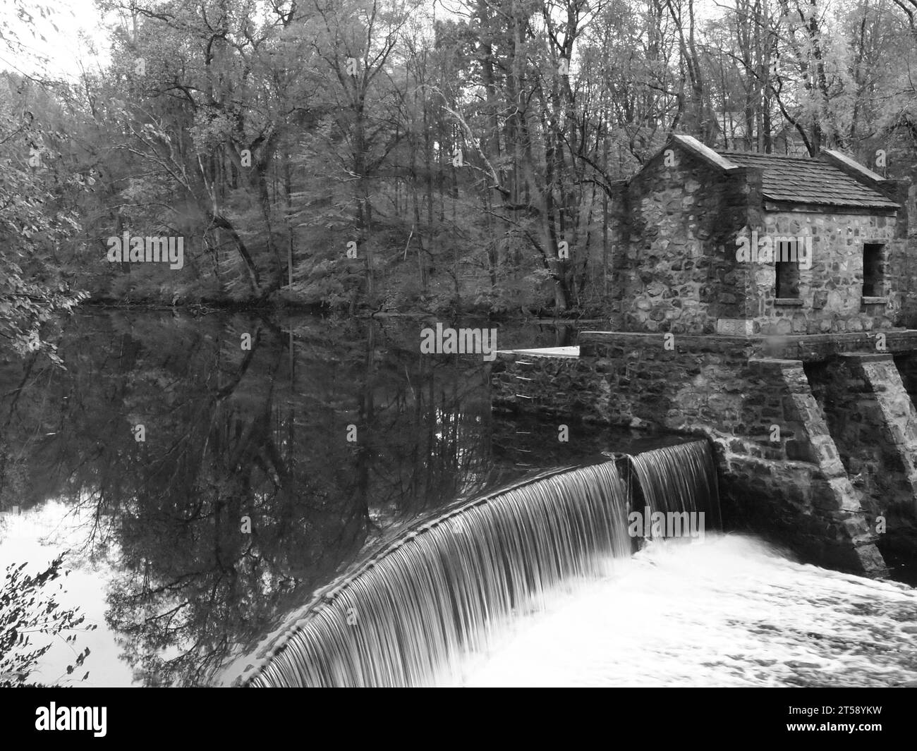 Speedwell Lake e Dam Morristown, New Jersey, in autunno. L'area fa parte di un sito storico dei primi anni '1800 nella contea di Morris, New Jersey. Foto Stock