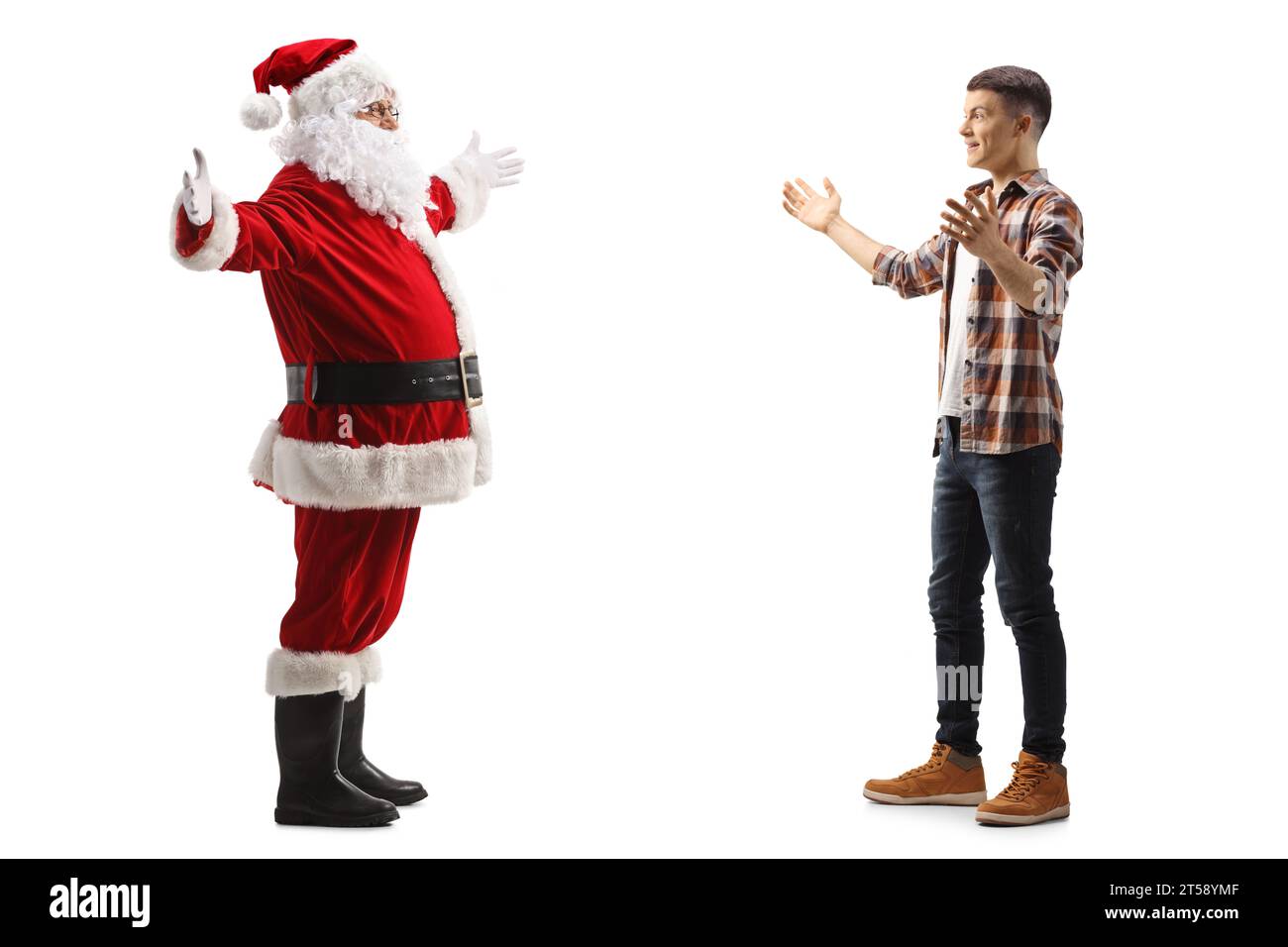 Foto del profilo completo di babbo natale che incontra un ragazzo adolescente con le braccia aperte isolato su sfondo bianco Foto Stock