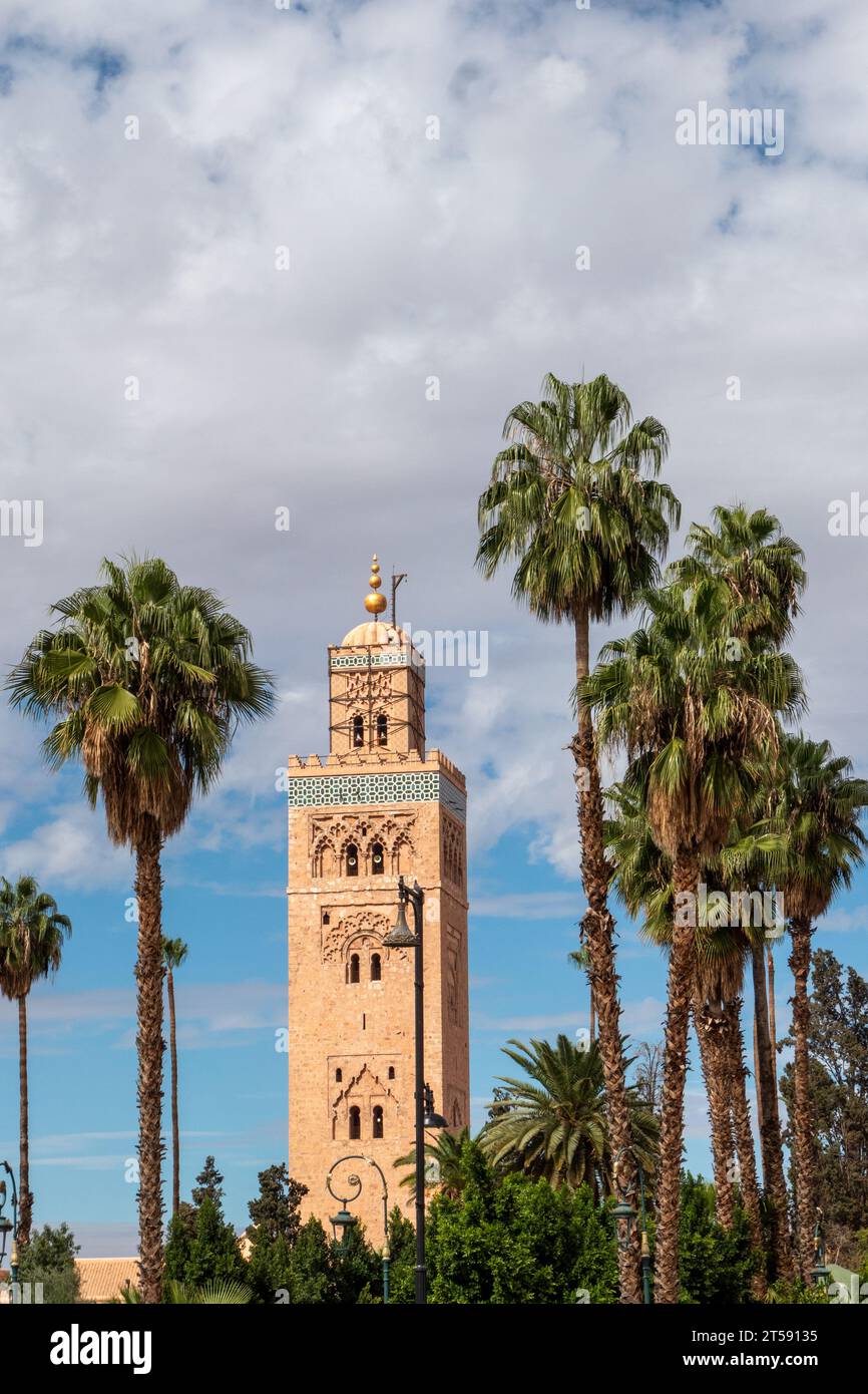Moschea di Koutoubia di notte a Marrakech, Maroc. La capote è trattata con larghe strisce metalliche a causa dei danni causati dal terremoto del settembre 2023. Foto Stock