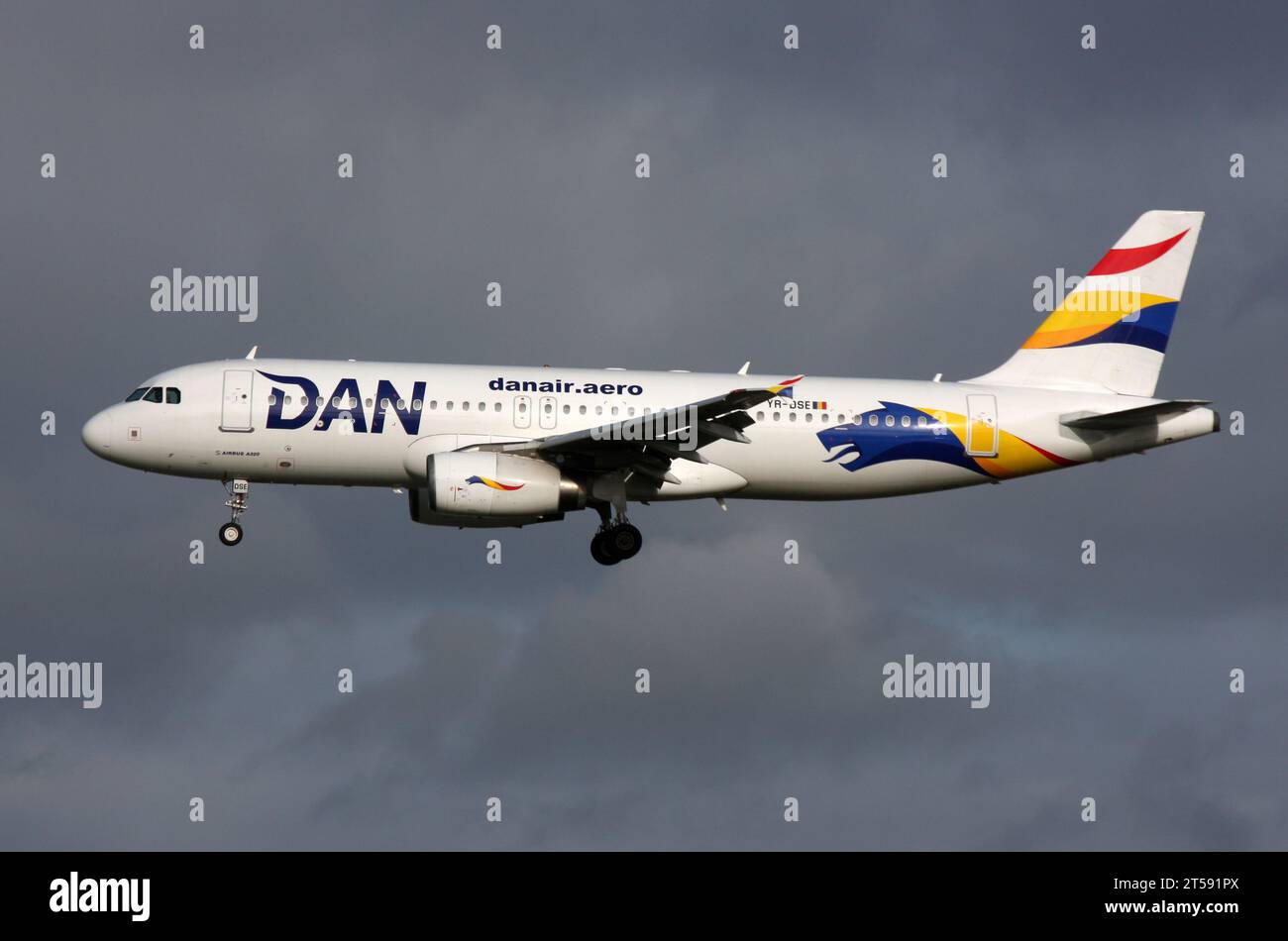 Un Airbus A320 della Dan Air si avvicina a Londra Gatwick da Brasov Foto Stock