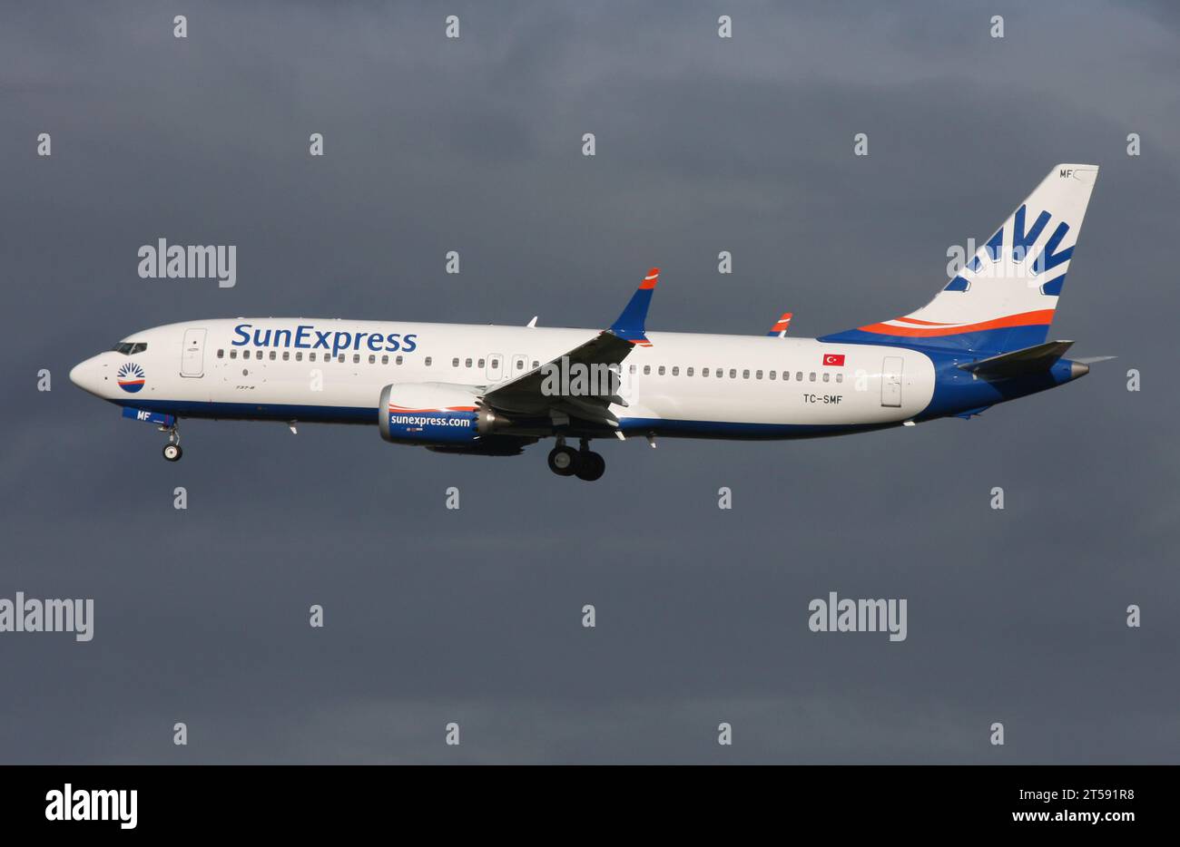 Un Boeing 737-8 MAX di SunExpress si avvicina all'aeroporto Gatwick di Londra Foto Stock