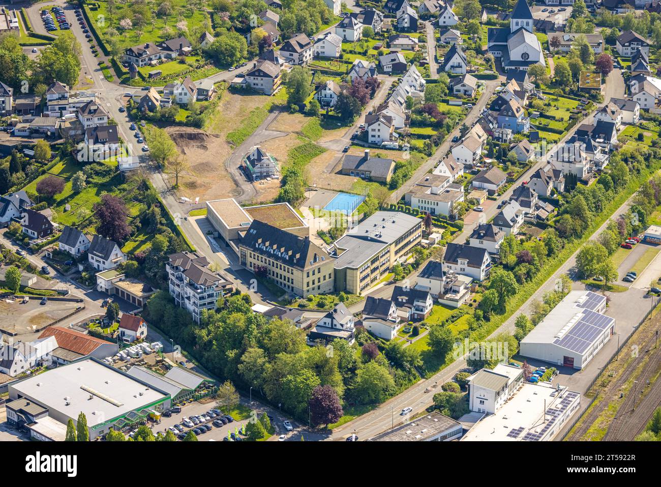Vista aerea, cantiere An Klocken Kapelle e St Walburga-Realschule, Meschede-Stadt, Meschede, Sauerland, Renania settentrionale-Vestfalia, Germania, C. Foto Stock