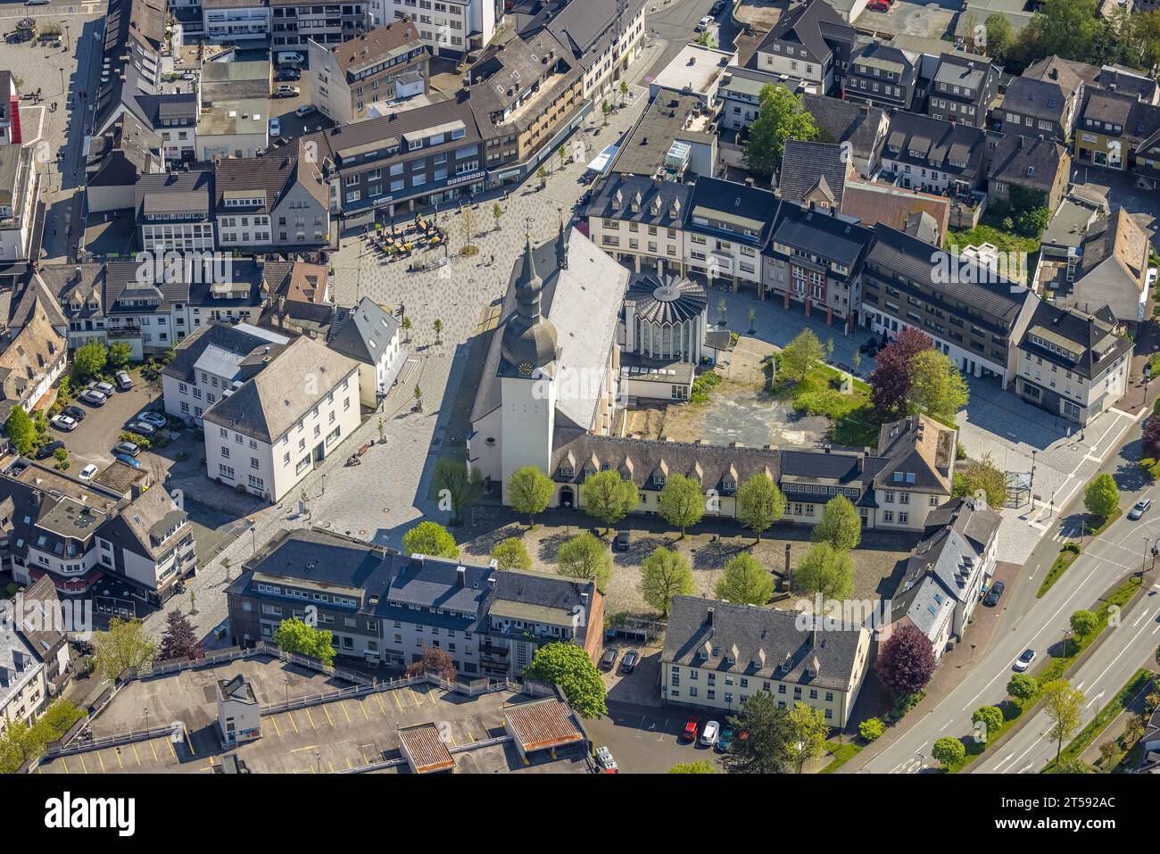 Vista aerea, città con Kaiser-otto-Platz, chiesa cattolica di St Walburga, Meschede-Stadt, Meschede, Sauerland, Renania settentrionale-Vestfalia, Germania, luogo di Foto Stock