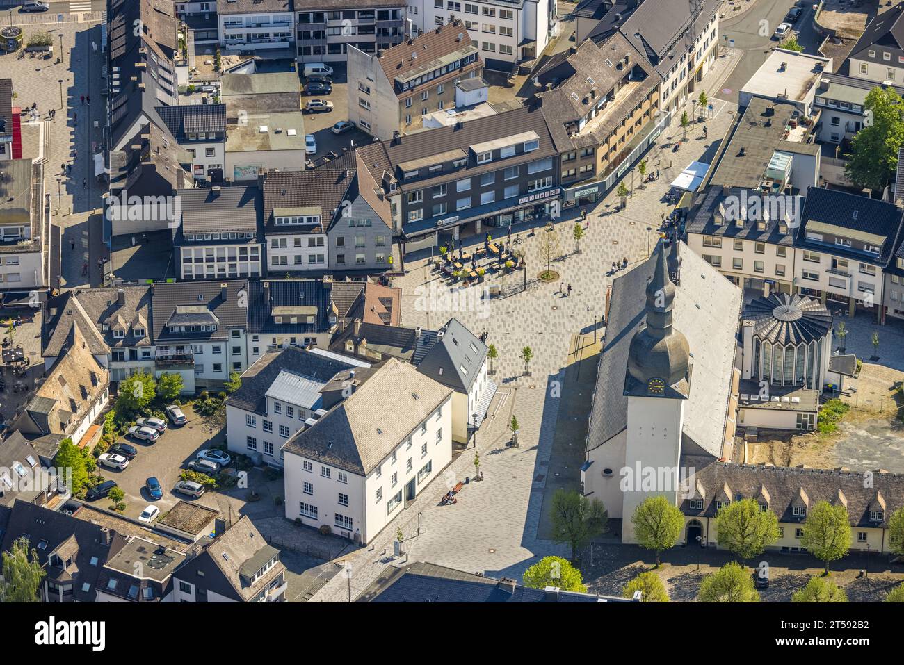 Vista aerea, città con Kaiser-otto-Platz, chiesa cattolica di St Walburga, Meschede-Stadt, Meschede, Sauerland, Renania settentrionale-Vestfalia, Germania, luogo di Foto Stock