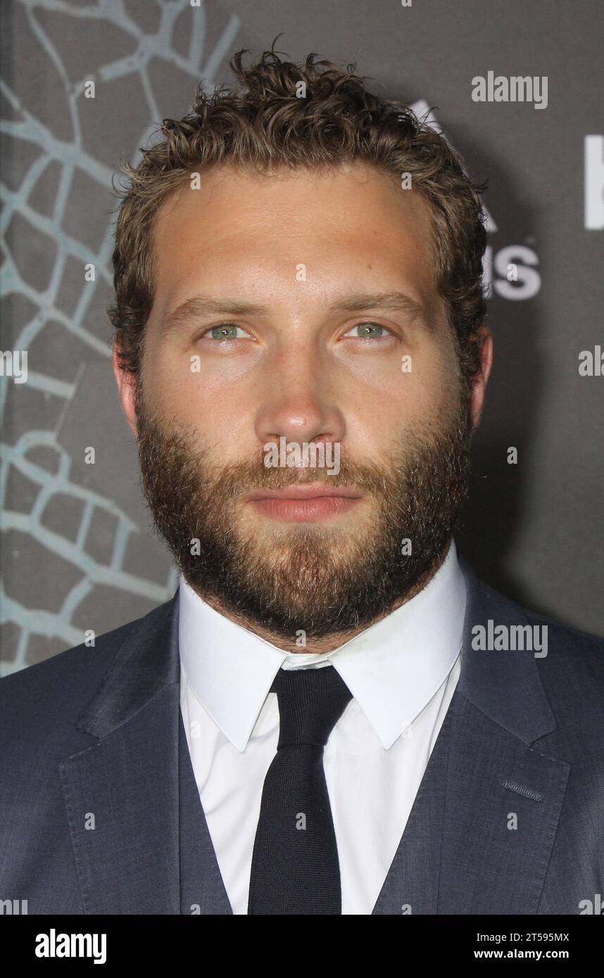 L'attore australiano Jai Courtney partecipa alla prima di "The Divergent Series: Insurgent" della Summit Entertainment al Ziegfeld Theatre di New York il 16 marzo 2015. Crediti fotografici: Henry McGee/MediaPunch Foto Stock