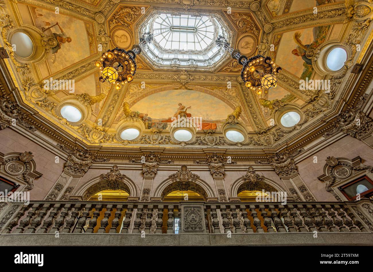 Soffitto decorato, lucernario e lanterne sospese nella scala d'ingresso del Palazzo Bolsa, Porto, Portogallo, il 14 ottobre 2023 Foto Stock
