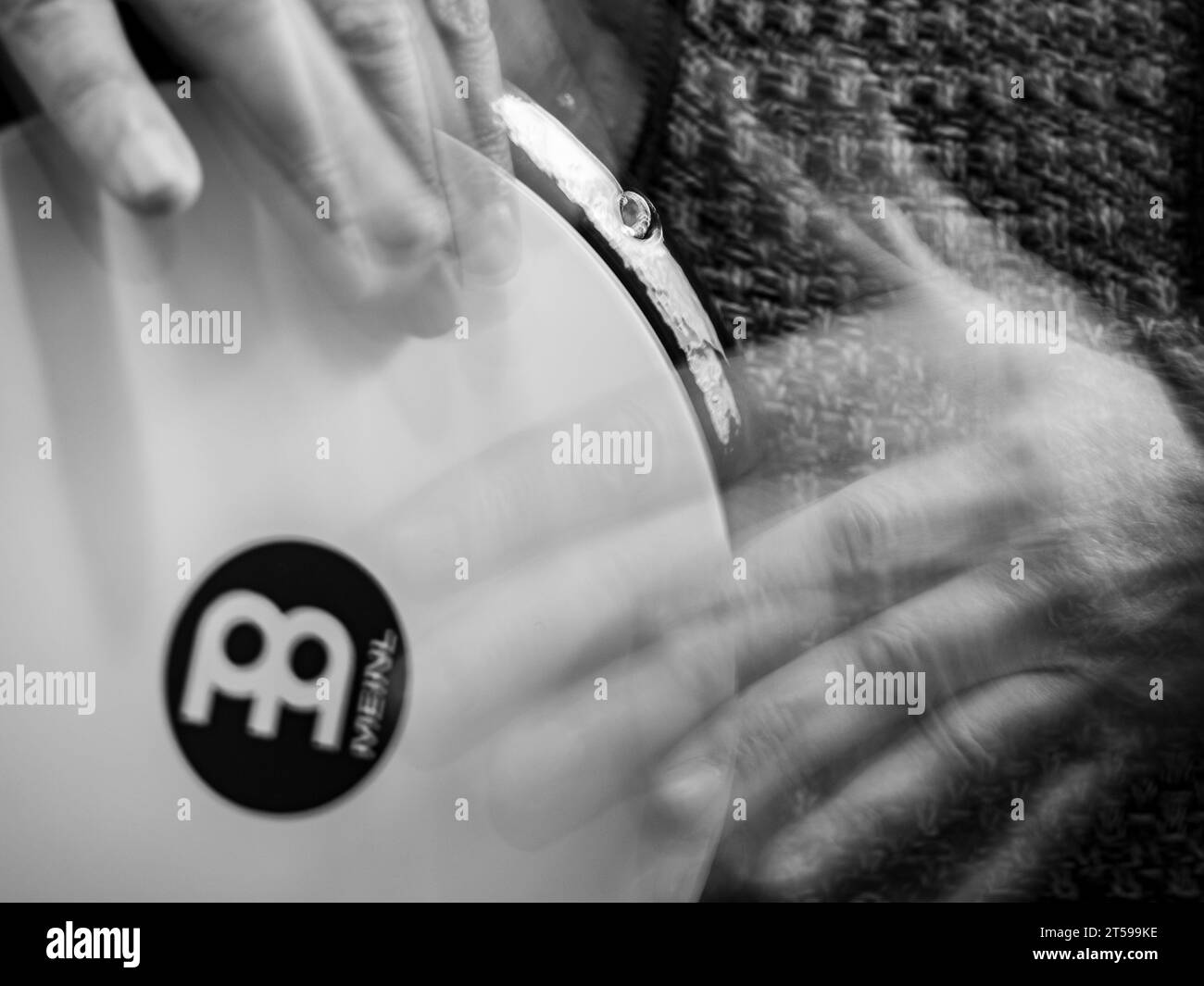 Dombek Drum. mani offuscate. Tunja, Colombia, Sud America. Foto Stock