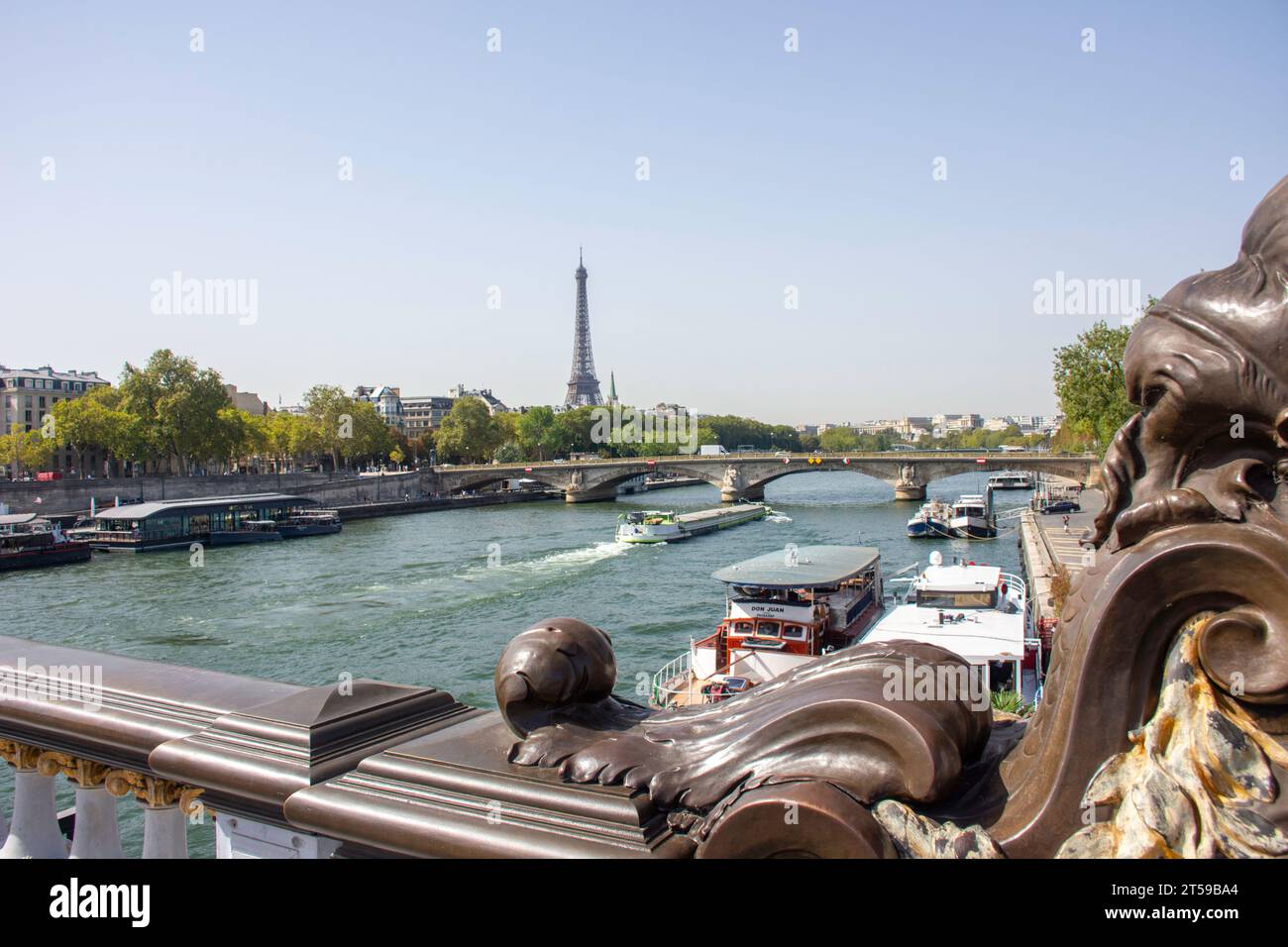 La Torre Eiffel dal ponte Pont Alexandre III, 8° arrondissement, Parigi, Île-de-France, Francia Foto Stock
