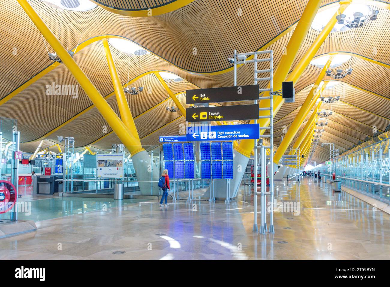 Sala degli arrivi al Terminal 4. Aeroporto di Madrid-Barajas, distretto di Barajas, Madrid, Regno di Spagna Foto Stock