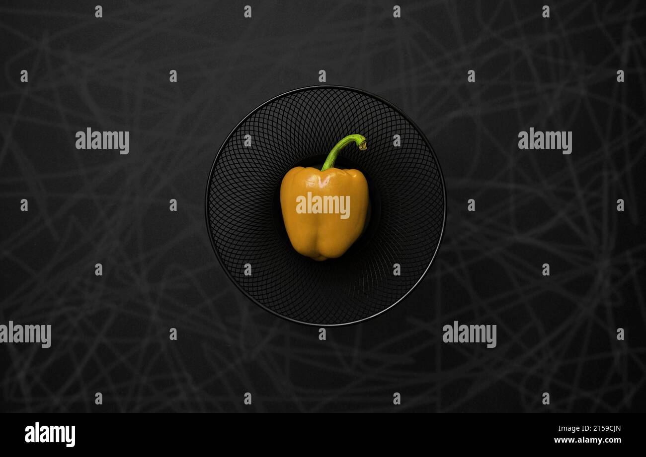 Carta da parati minimalista con pepe di paprika su uno sfondo solido e scuro. Copia spazio. Modernità, risorse alimentari, sostenibilità, creatività Foto Stock