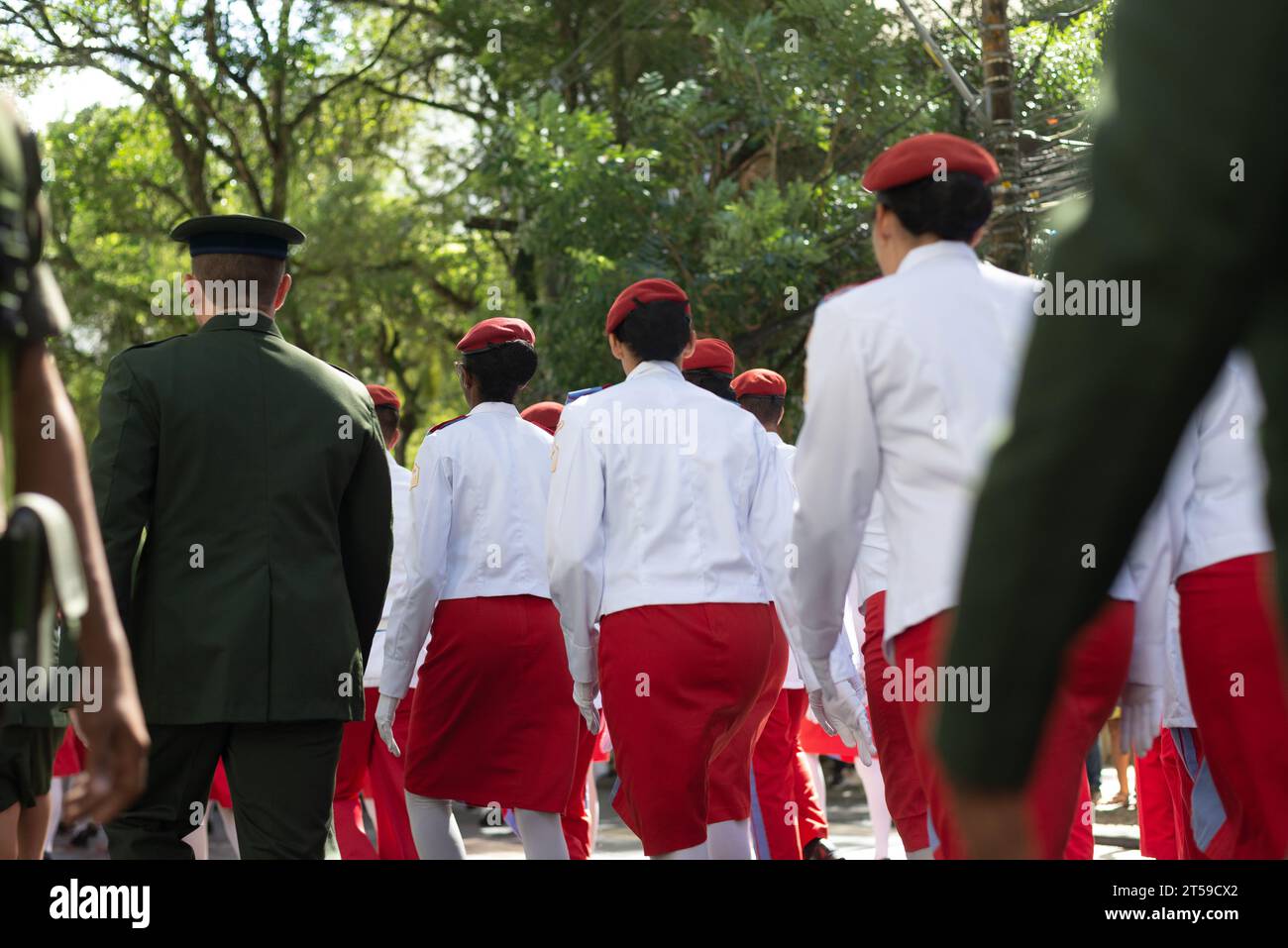 Salvador, Bahia, Brasile - 7 settembre 2023: Gli studenti delle scuole militari sfilano per strada durante un tributo alla giornata dell'indipendenza brasiliana in città Foto Stock