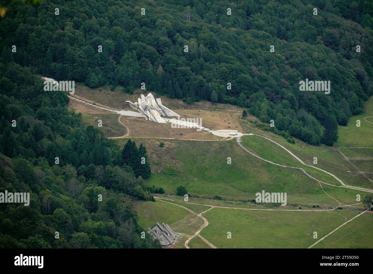 Panoramica Battaglia del Monumento commemorativo di Sutjeska nella "Valle degli Eroi", Tjentiste, Parco Nazionale di Sutjeska, Bosnia ed Erzegovina Foto Stock