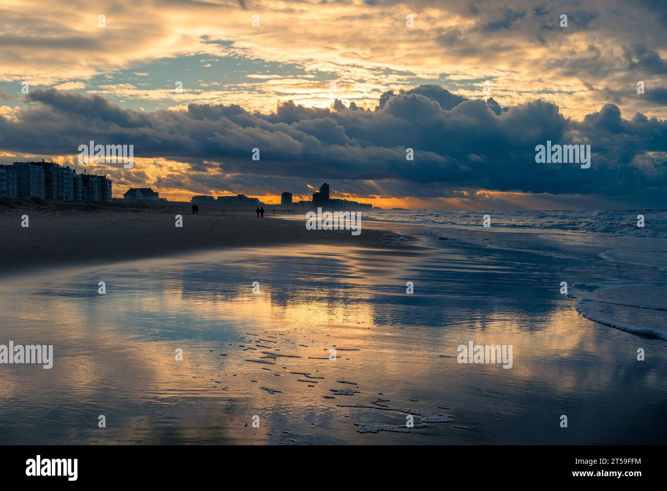 Spiaggia di Ostenda al tramonto con nuvole di tempesta, Fiandre occidentali, Belgio. Foto Stock