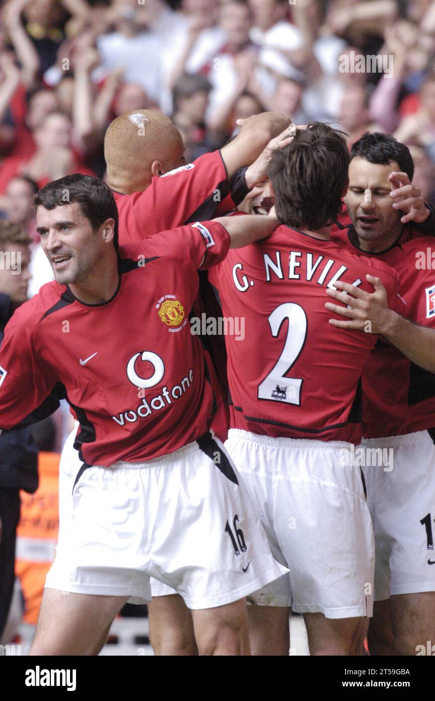 RYAN GIGGS, ROY KEANE, GARY NEVILLE, FINALE DI fa CUP, 2004: Celebrazione del rigore di Van Nistelrooy. E' il primo gol di Ruud in finale e il secondo dello United. Fa Cup Final 2004, Manchester United contro Millwall, 22 maggio 2004. Man Utd ha battuto in finale 3-0. Fotografia: ROB WATKINS Foto Stock