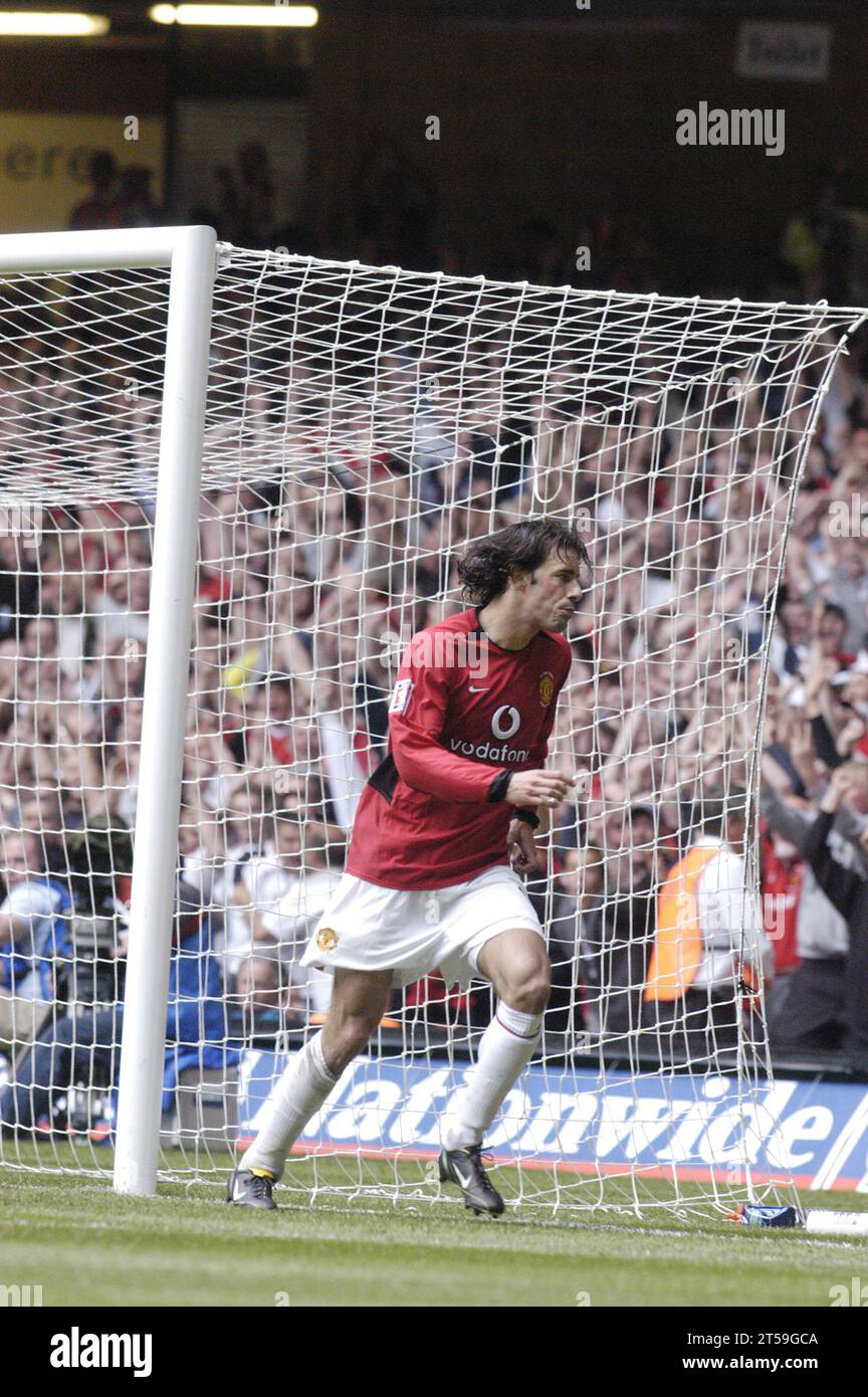 RUUD VAN NISTELROOY, FINALE DI fa CUP, 2004: Van Nistelrooy celebra il suo secondo gol e il terzo della sua squadra. Fa Cup Final 2004, Manchester United contro Millwall, 22 maggio 2004. Man Utd ha battuto in finale 3-0. Fotografia: ROB WATKINS Foto Stock