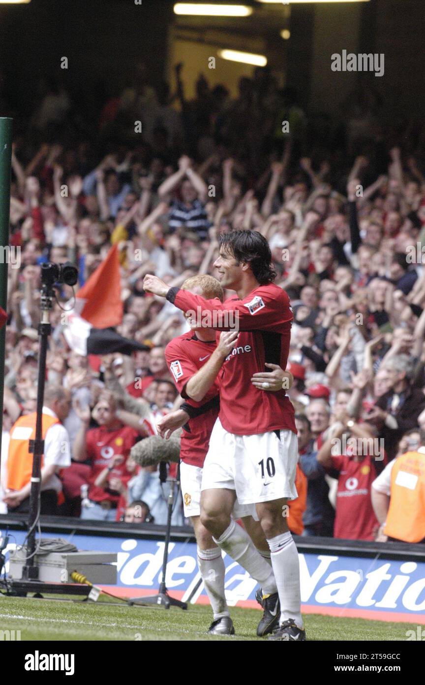 RUUD VAN NISTELROOY, FINALE DI fa CUP, 2004:Van Nistelrooy e gli altri giocatori del Manchester Utd celebrano il suo secondo gol e il terzo gol della sua squadra, finale di fa Cup 2004, Manchester United contro Millwall, 22 maggio 2004. Man Utd ha battuto in finale 3-0. Fotografia: ROB WATKINS Foto Stock