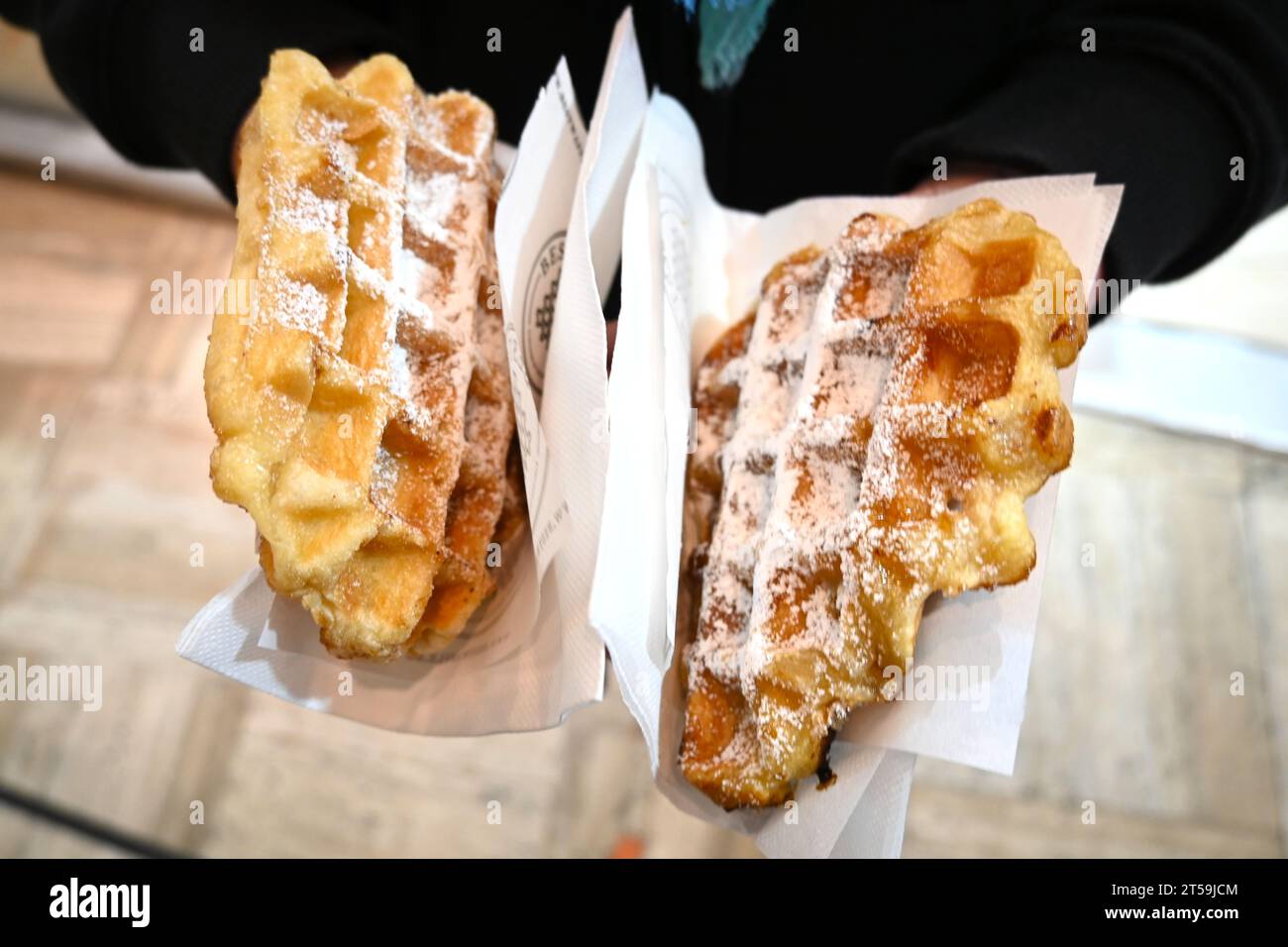 Waffle belgi ricoperti di zucchero a velo – Bruxelles Belgio Foto Stock