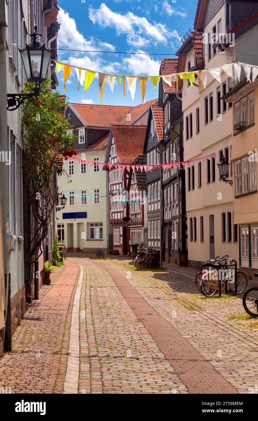 Un'antica e stretta strada medievale con case in legno in una giornata di sole. Marburg. Germania. Foto Stock