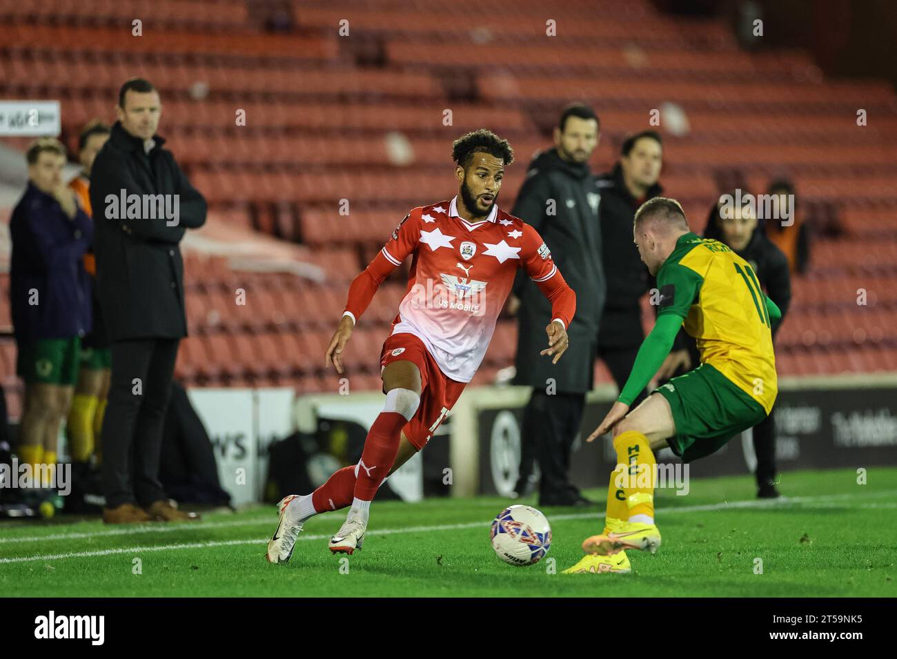 Barry cotter n. 17 di Barnsley durante l'Emirates fa Cup 1st Round match Barnsley vs Horsham FC a Oakwell, Barnsley, Regno Unito. 3 novembre 2023. (Foto di Mark Cosgrove/News Images) a Barnsley, Regno Unito il 3/11/2023. (Foto di Mark Cosgrove/News Images/Sipa USA) credito: SIPA USA/Alamy Live News Foto Stock