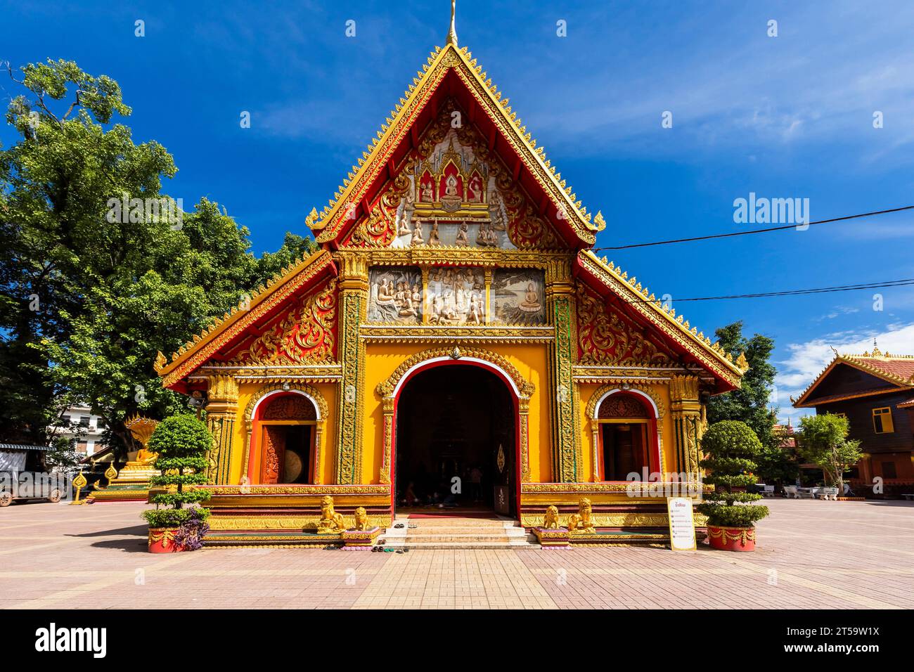 Wat si Muang (Wat Simuong), esterno del santuario principale decorativo (sala principale) e cortile, Vientiane, Laos, Sud-Est asiatico, Asia Foto Stock