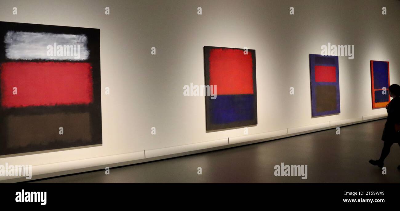 Vedere i dipinti di Mark Rothko alla grande mostra di Rothko alla Fondation Louis Vuitton a Parigi, in Francia, ottobre 2023. Lo spettacolo è aperto fino ad aprile 2024 Foto Stock