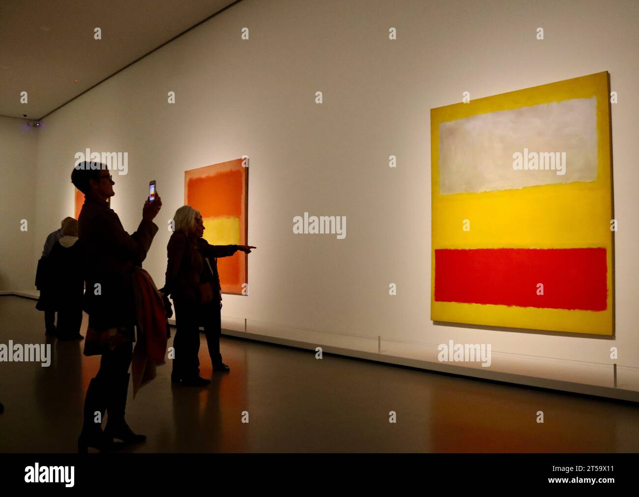 Vedere i dipinti di Mark Rothko alla grande mostra di Rothko alla Fondation Louis Vuitton a Parigi, in Francia, ottobre 2023. Lo spettacolo è aperto fino ad aprile 2024 Foto Stock