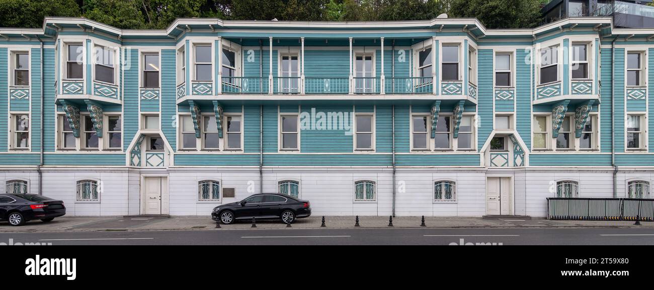 T.C. Cumhurbaskanligi Yatirim Ofisi, o Ufficio investimenti della Presidenza turca, un edificio in legno bianco e blu in stile neoclassico situato in via Muallim Naci, Ortakoy, Besiktas, Istanbul, Turchia Foto Stock