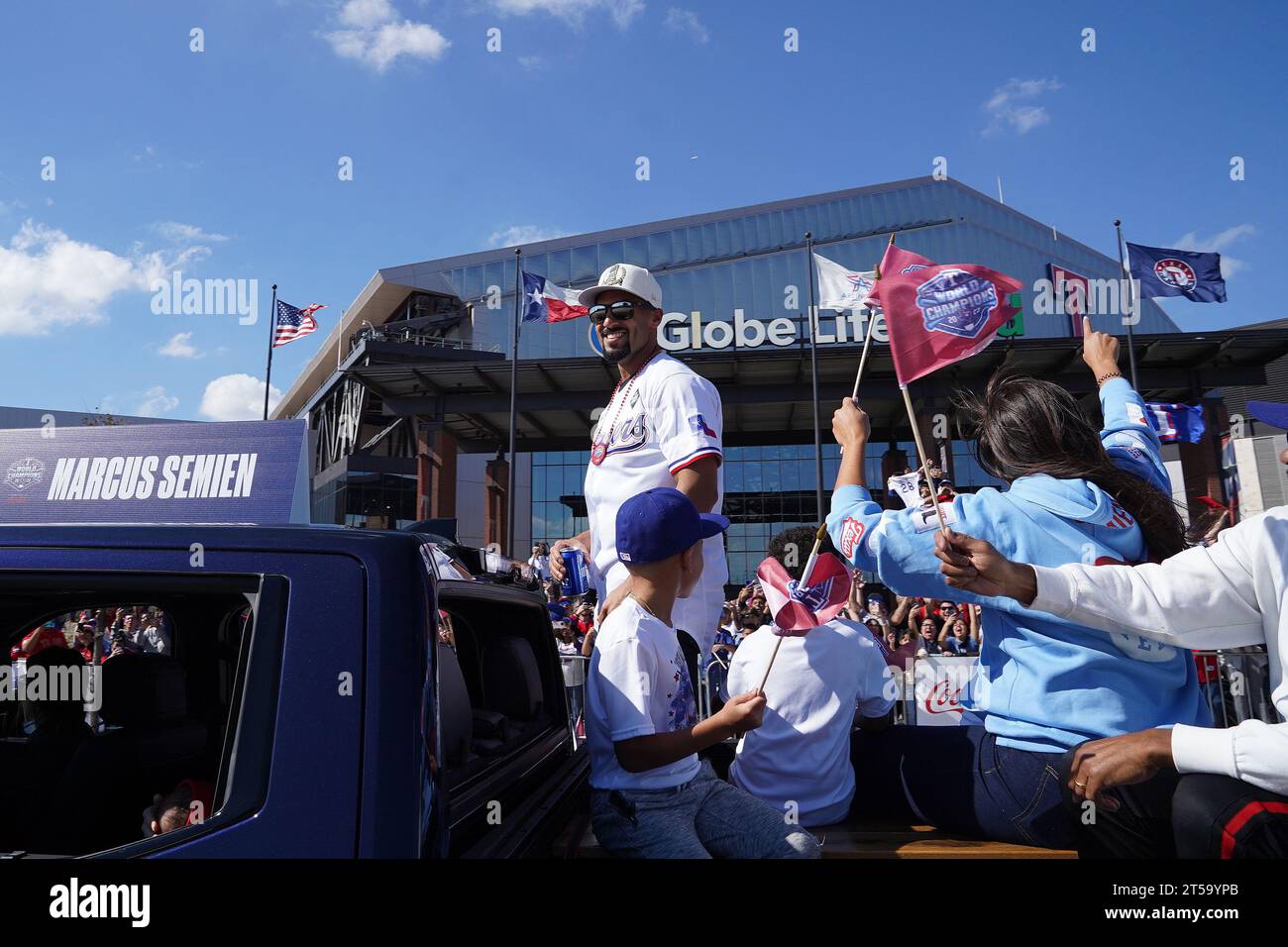 Arlington, Texas, USA. 4 novembre 2023. Arlington, Texas, USA: Marcus Semien, tappa dei Texas Rangers, partecipa alla parata che celebra il loro campionato delle World Series 2023 nelle strade del quartiere dei divertimenti di Arlington e di fronte al Globe Life Field venerdì 3 novembre 2023. (Immagine di credito: © Javier Vicencio/eyepix via ZUMA Press Wire) SOLO USO EDITORIALE! Non per USO commerciale! Foto Stock