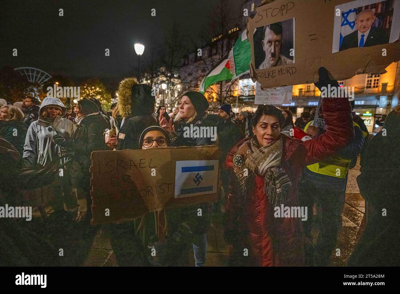 Oslo, Norvegia. 3 novembre 2023. I manifestanti cantano slogan anti-guerra durante una manifestazione nelle vicinanze del parlamento norvegese. L'esercito israeliano ha lanciato un'intensa ondata di attacchi a Gaza sabato (7 ottobre) dopo Hamas, il gruppo militante islamista che controlla il territorio, sorpreso da un assalto coordinato lanciando centinaia di razzi e penetrando nel sud di Israele. (Foto di Jorge Castellanos/SOPA Images/Sipa USA) credito: SIPA USA/Alamy Live News Foto Stock