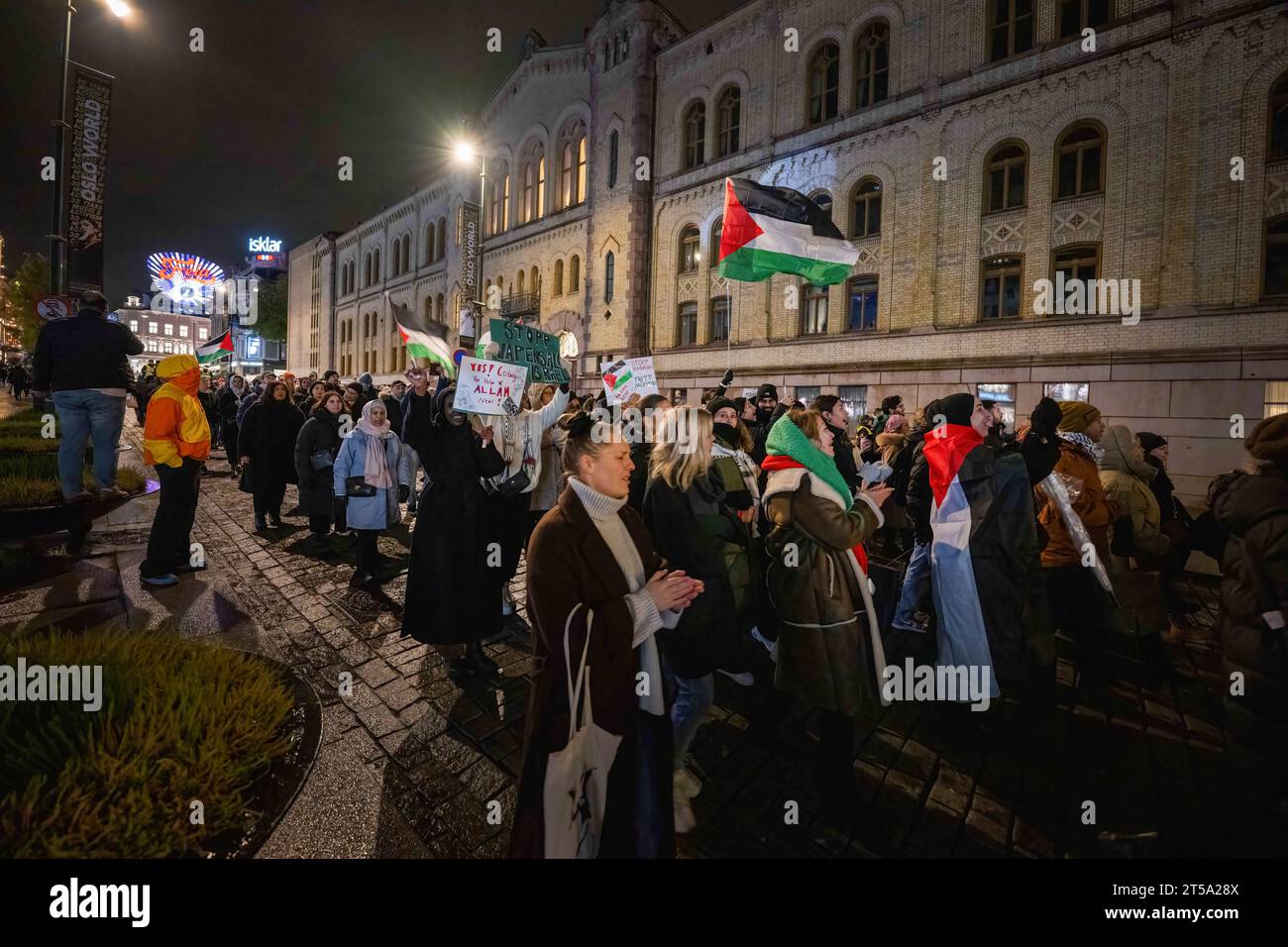 Oslo, Norvegia. 3 novembre 2023. I manifestanti marciano e gridano slogan durante una manifestazione nelle vicinanze del parlamento norvegese. L'esercito israeliano ha lanciato un'intensa ondata di attacchi a Gaza sabato (7 ottobre) dopo Hamas, il gruppo militante islamista che controlla il territorio, sorpreso da un assalto coordinato lanciando centinaia di razzi e penetrando nel sud di Israele. (Foto di Jorge Castellanos/SOPA Images/Sipa USA) credito: SIPA USA/Alamy Live News Foto Stock