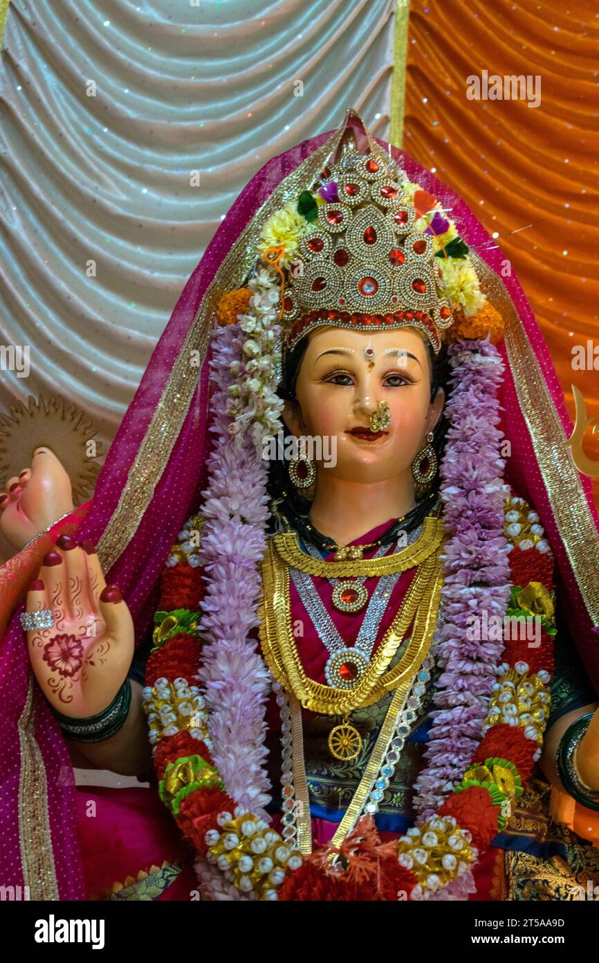 Un bellissimo idolo di Maa Durga adorato in un pandalo durante Navratri a Mumbai, India Foto Stock