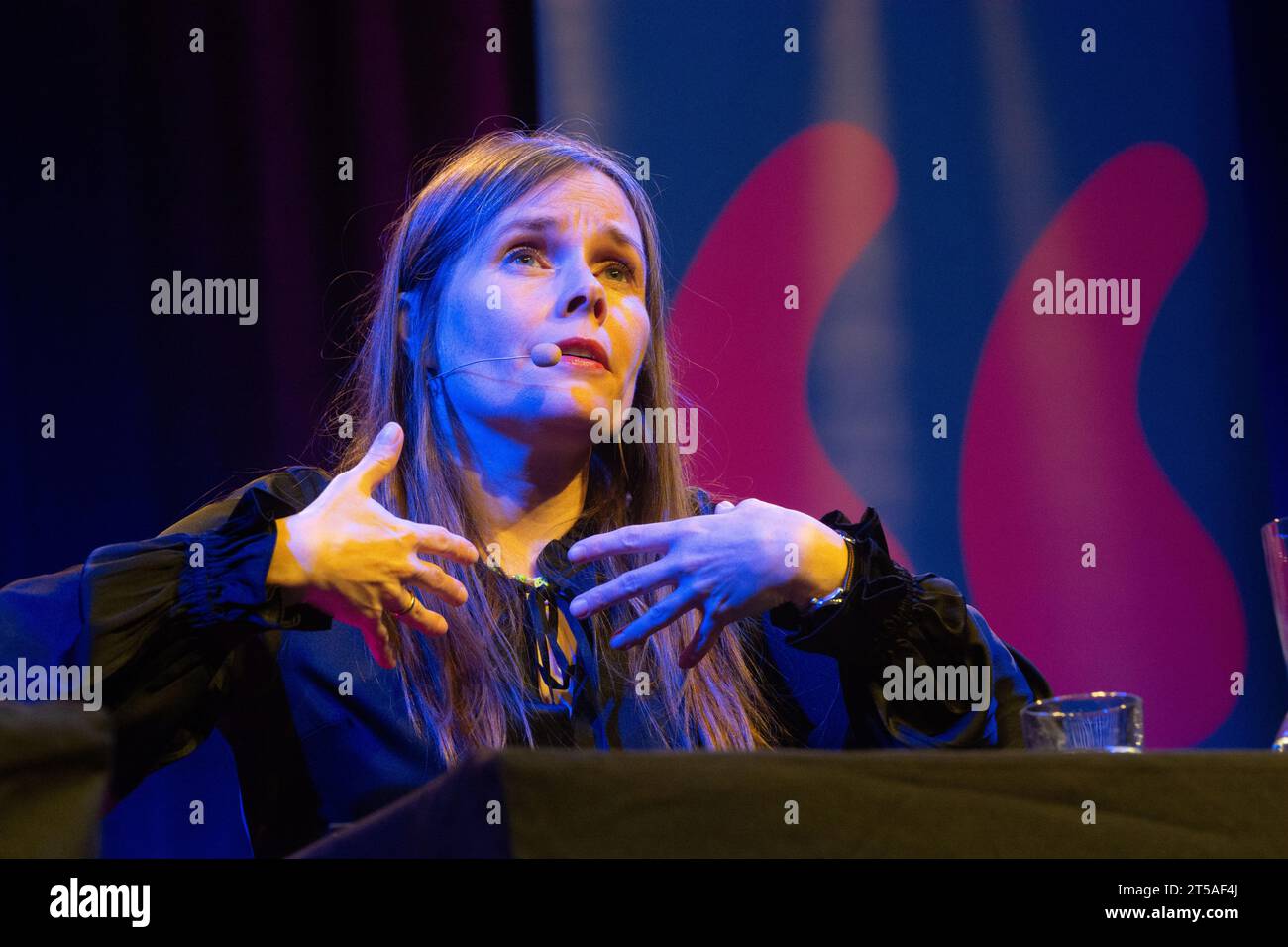 Colonia, Germania. 3 novembre 2023. Katrin Jakobsdottir, il politico islandese, è visto parlare sul palco alla Stadthalle di Colonia, in Germania, il 3,2023 novembre durante il lit.cologne, un festival internazionale di letteratura. (Foto di Ying Tang/NurPhoto)0 crediti: NurPhoto SRL/Alamy Live News Foto Stock