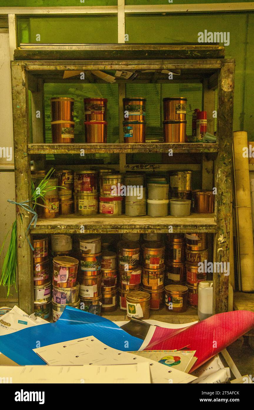 Lattine o barattoli di inchiostro per una macchina da stampa, Stueng Mean Chey, Phnom Penh, Cambogia. © Kraig Lieb Foto Stock