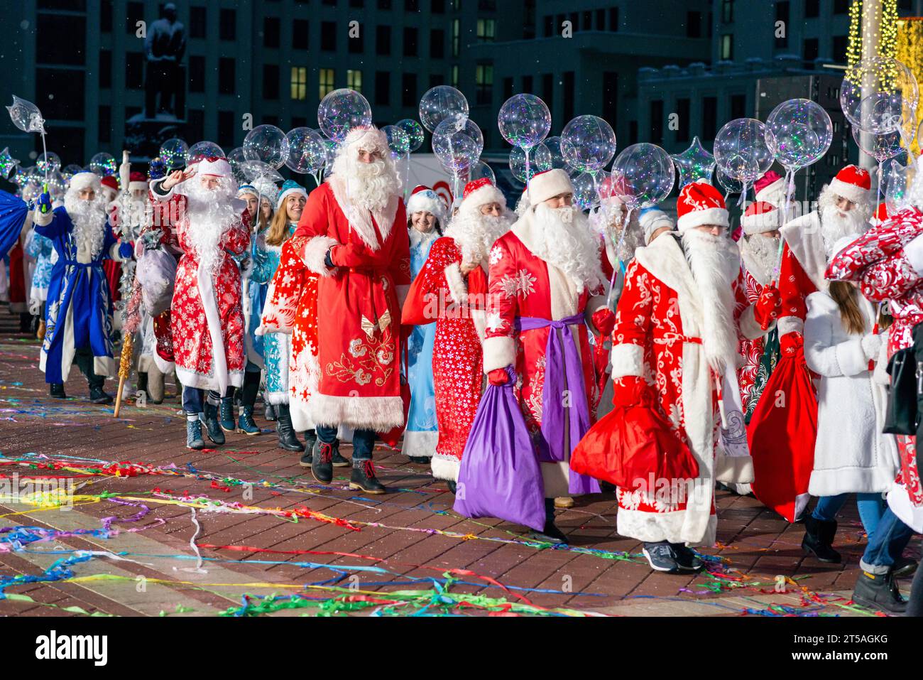 processione di babbo natale festività di capodanno 2024 Foto Stock